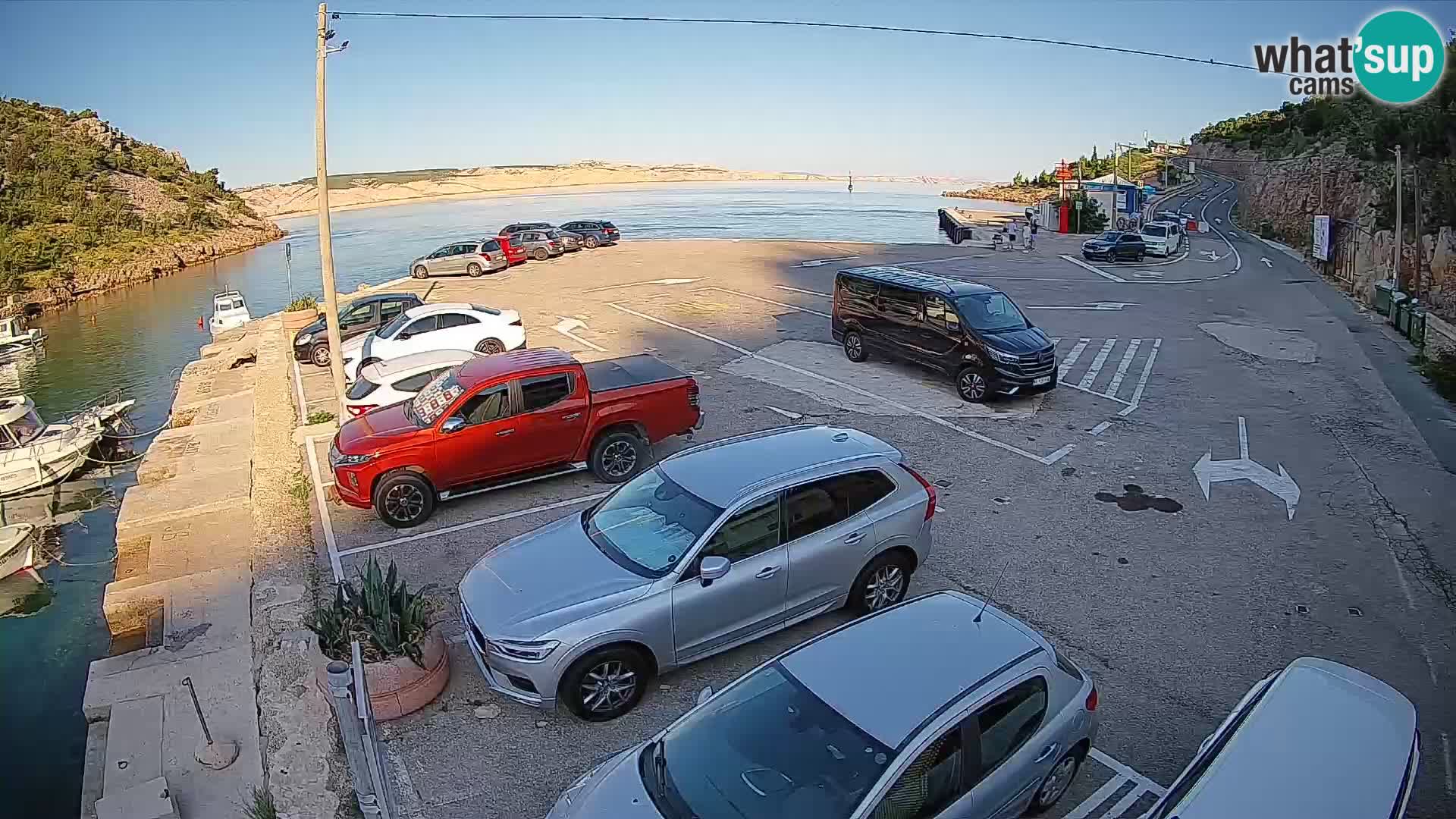 Spletna kamera trajektno pristanišče Prizna – proti otoku Pag