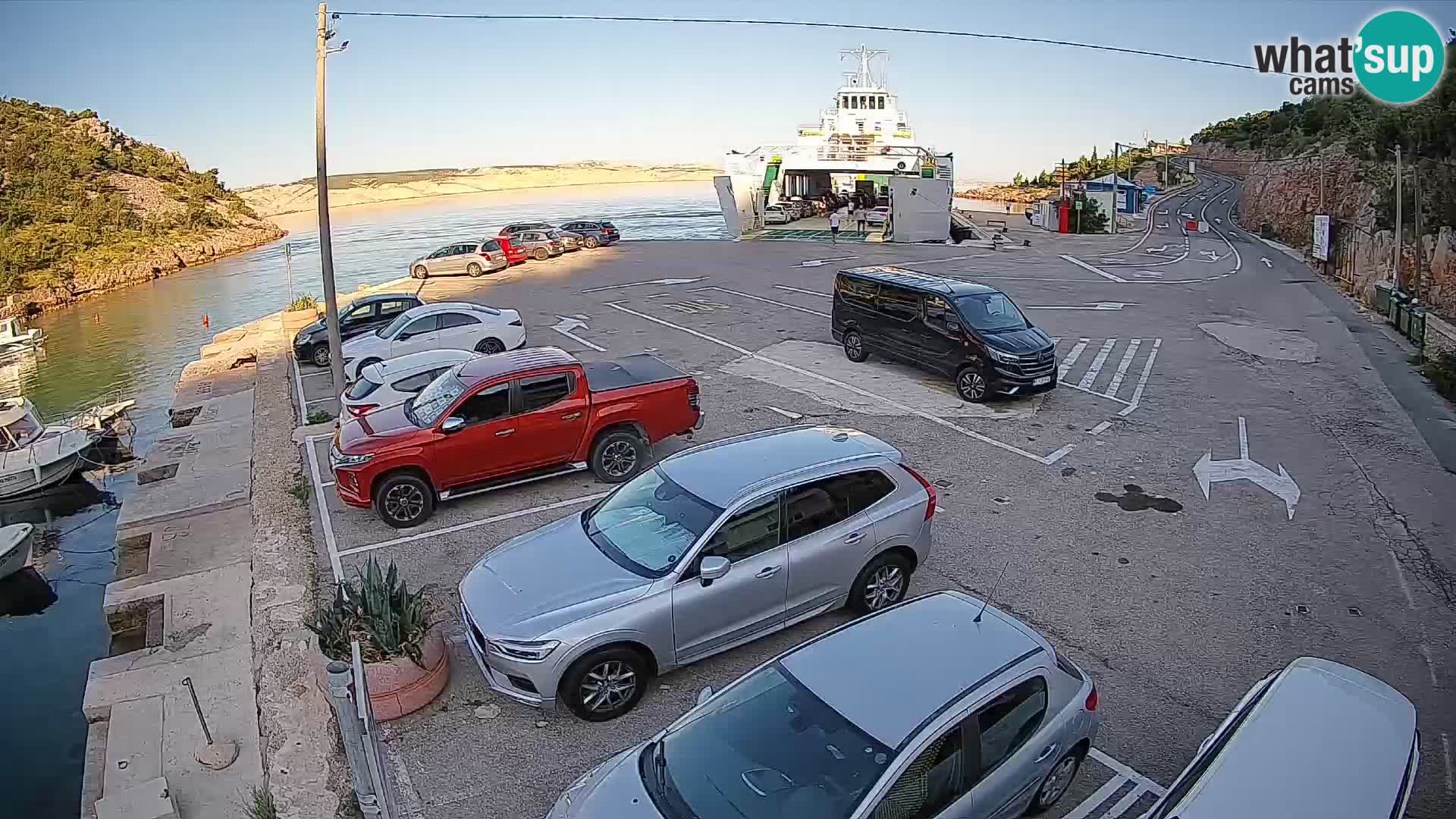 Spletna kamera trajektno pristanišče Prizna – proti otoku Pag