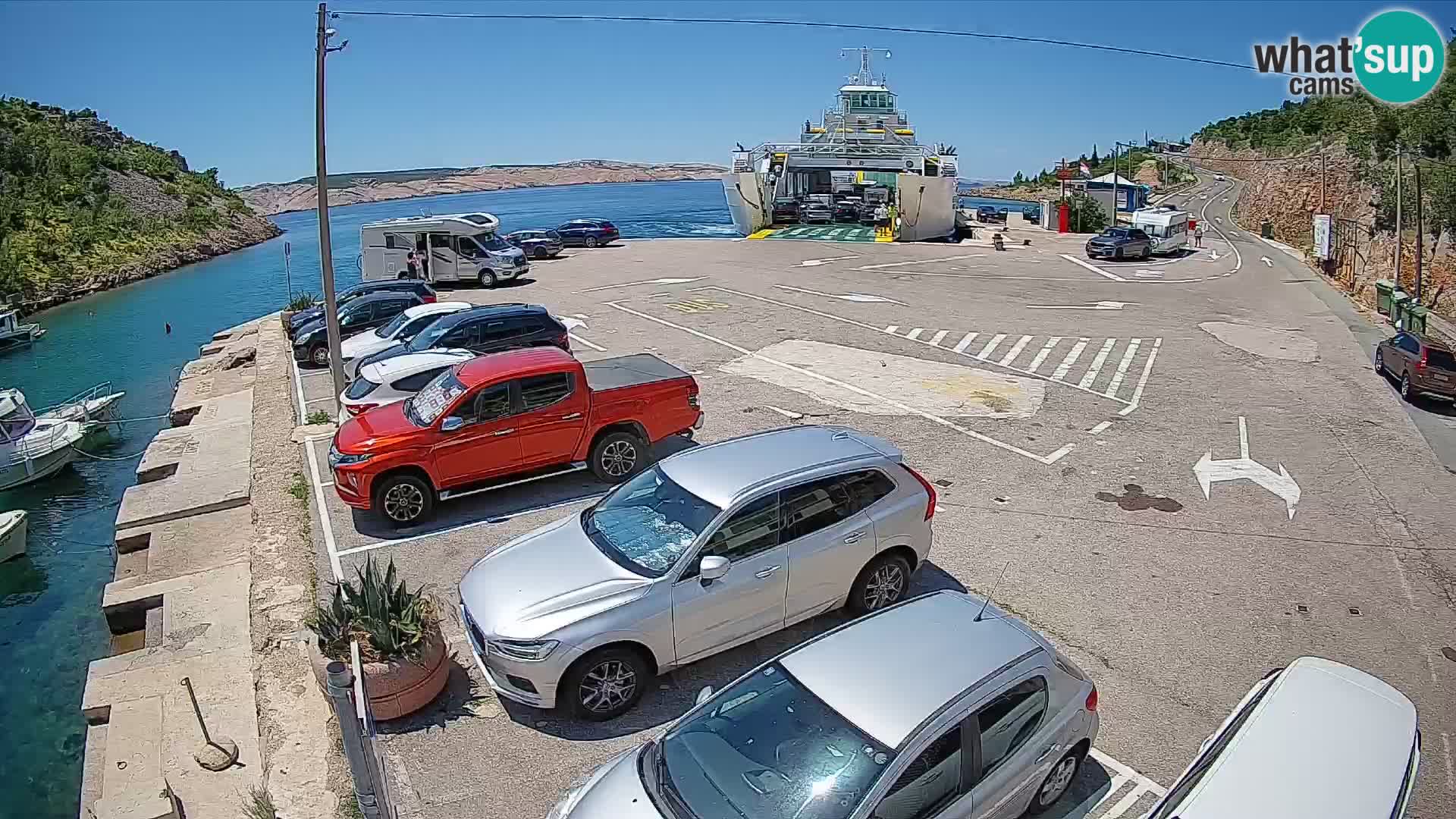 Spletna kamera trajektno pristanišče Prizna – proti otoku Pag