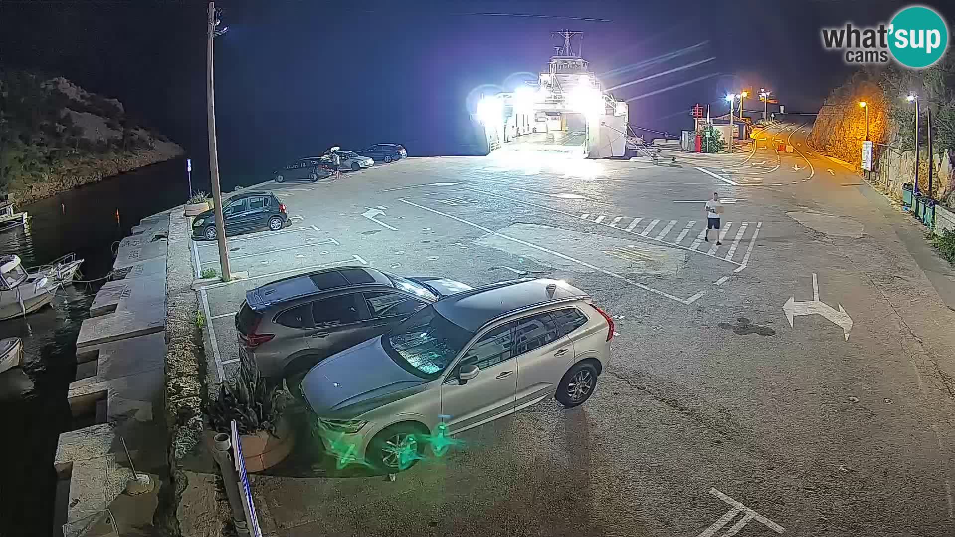 Spletna kamera trajektno pristanišče Prizna – proti otoku Pag