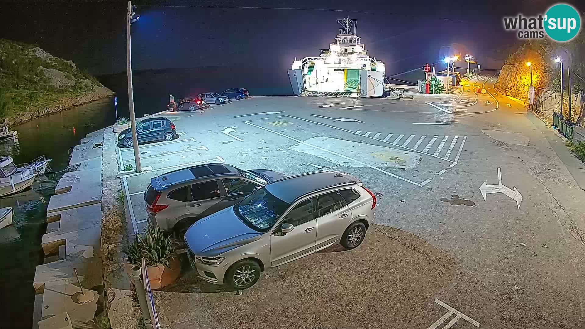 Spletna kamera trajektno pristanišče Prizna – proti otoku Pag