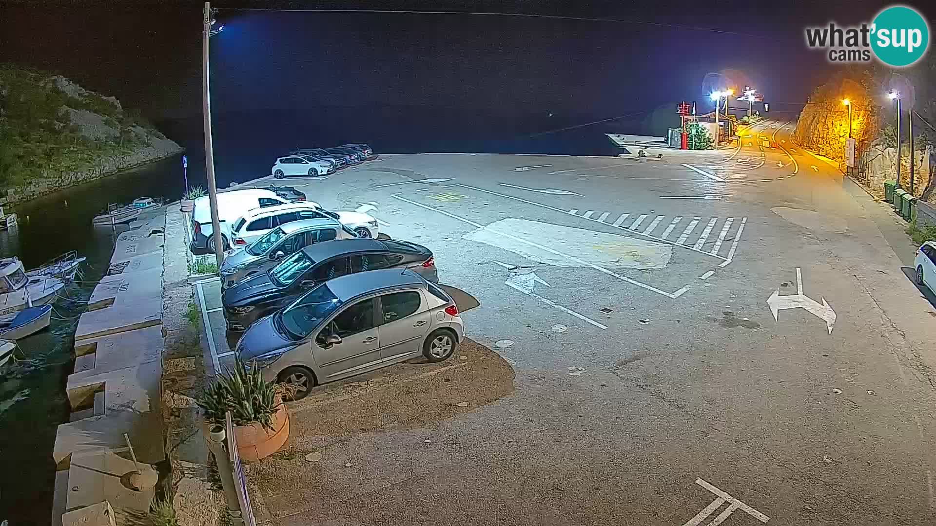 Spletna kamera trajektno pristanišče Prizna – proti otoku Pag