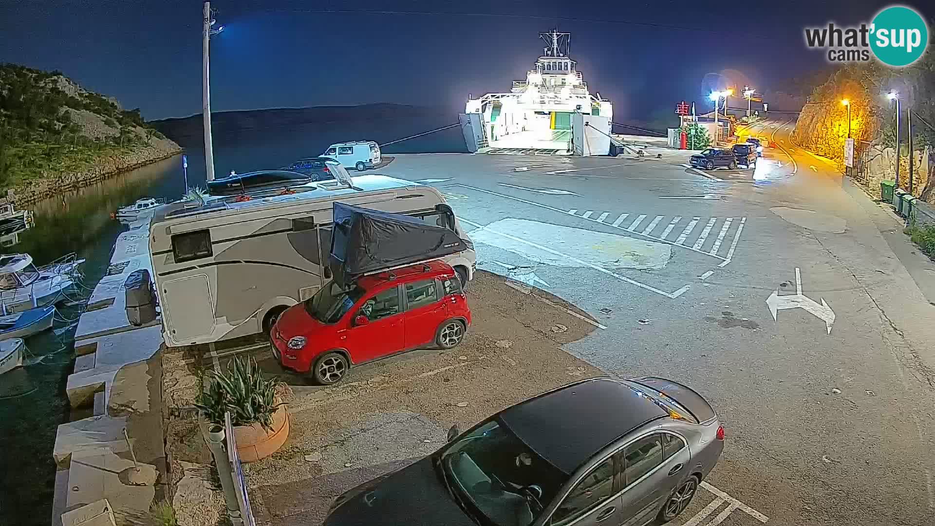 Spletna kamera trajektno pristanišče Prizna – proti otoku Pag