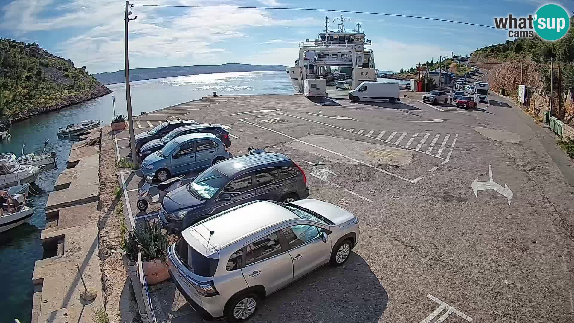 Spletna kamera trajektno pristanišče Prizna – proti otoku Pag