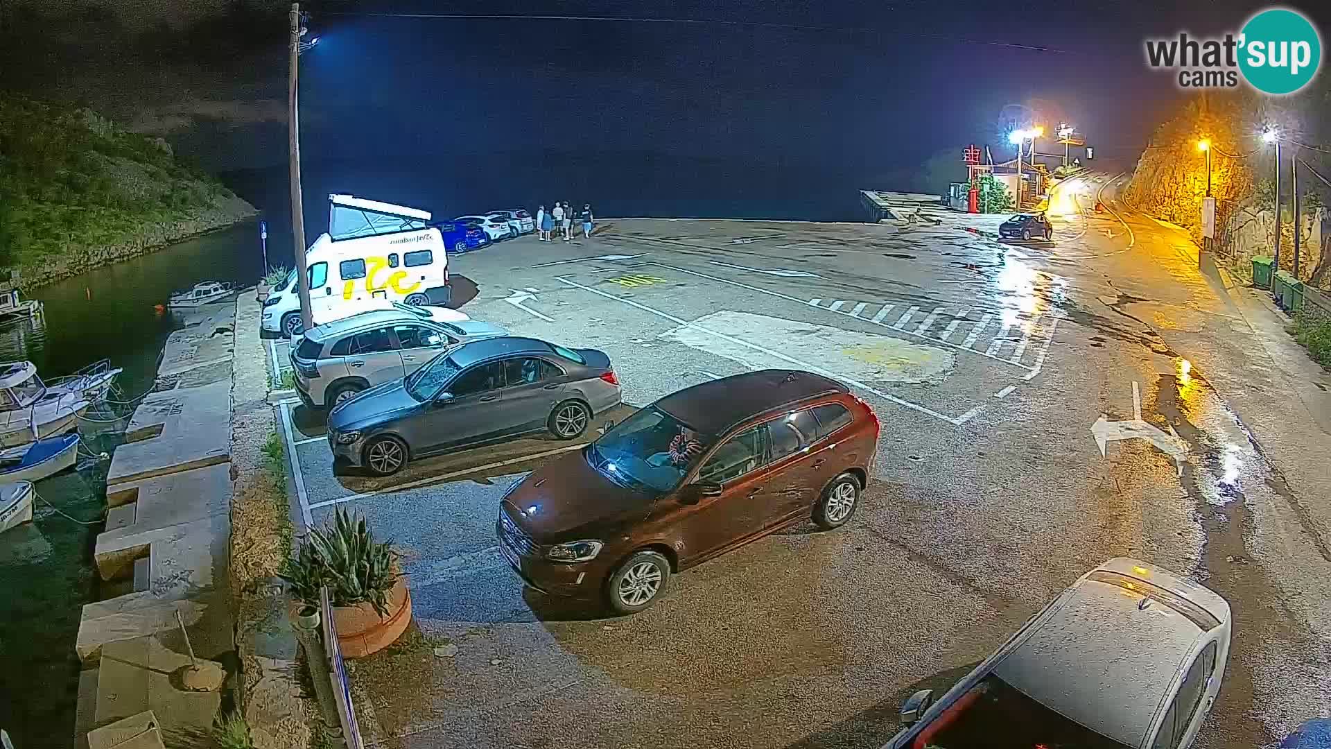 Spletna kamera trajektno pristanišče Prizna – proti otoku Pag