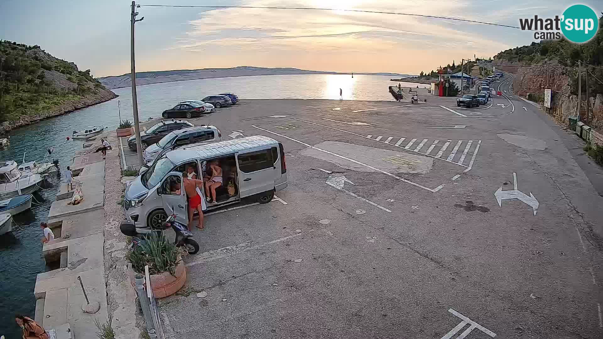Spletna kamera trajektno pristanišče Prizna – proti otoku Pag