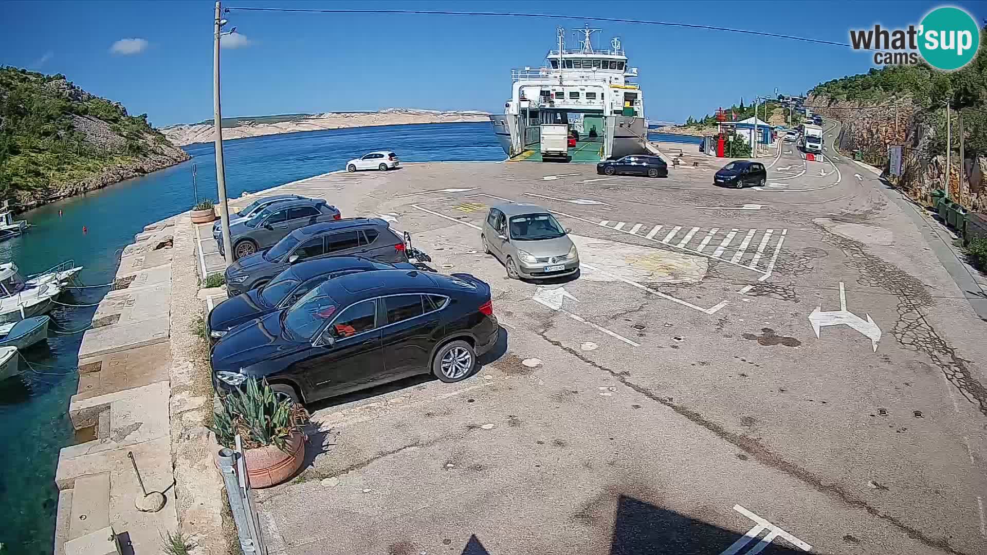 Spletna kamera trajektno pristanišče Prizna – proti otoku Pag