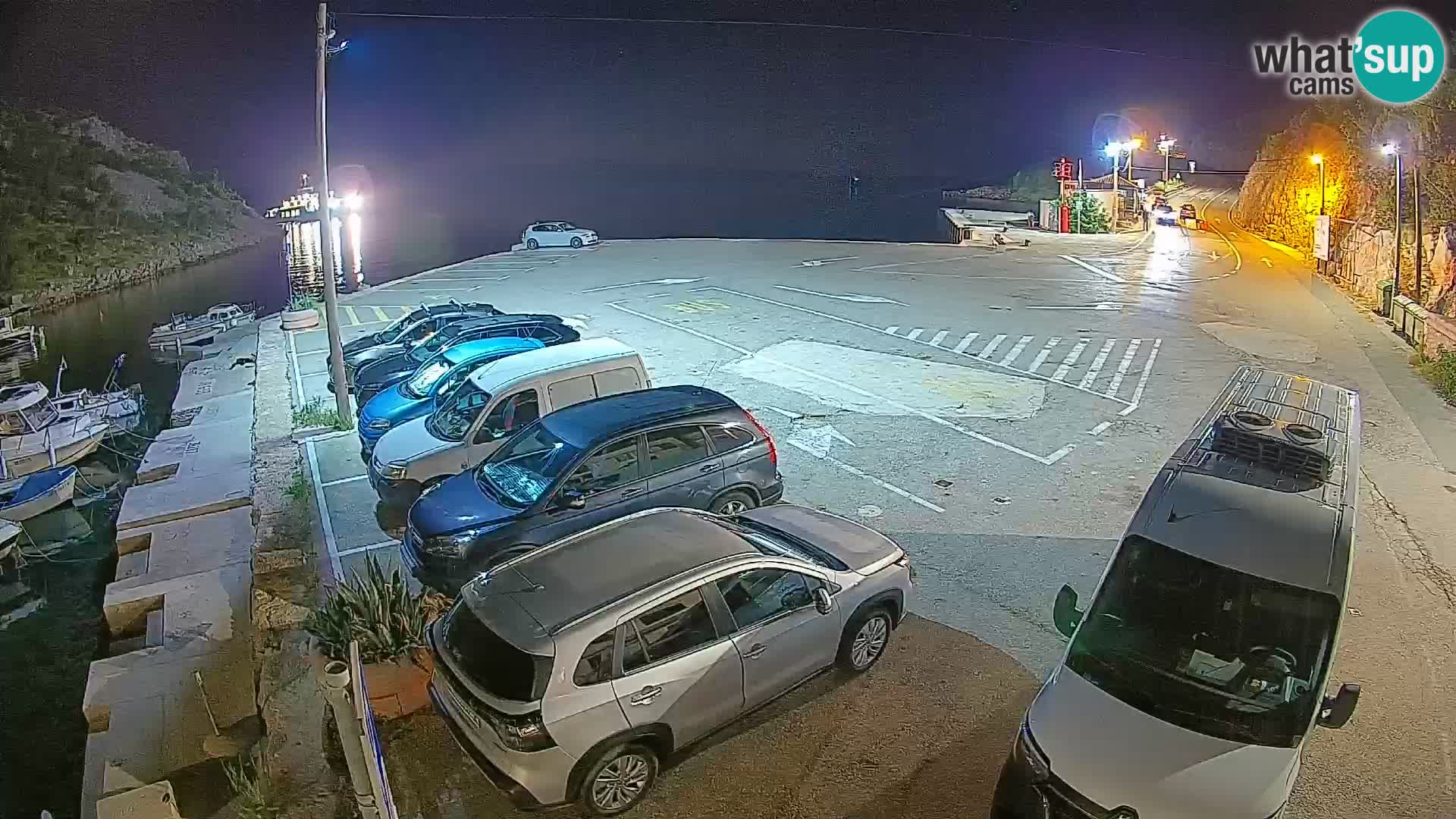 Spletna kamera trajektno pristanišče Prizna – proti otoku Pag