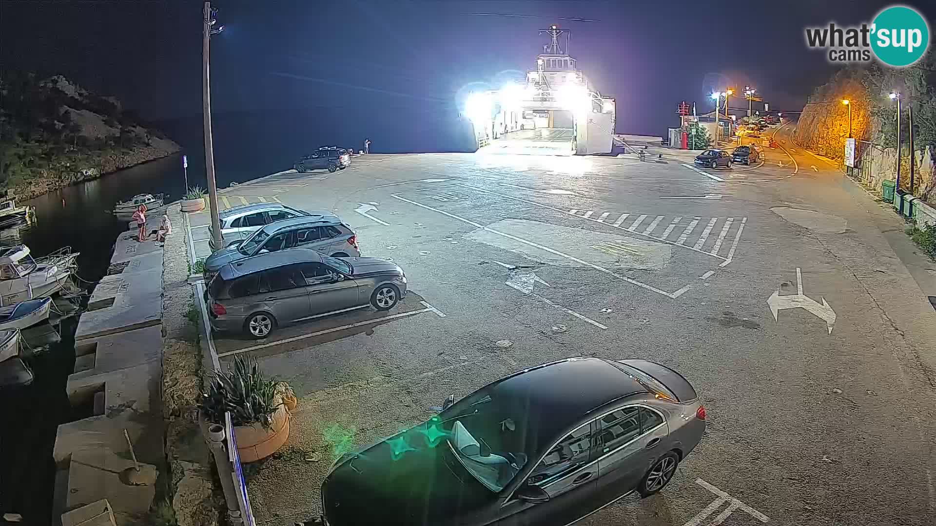 Spletna kamera trajektno pristanišče Prizna – proti otoku Pag