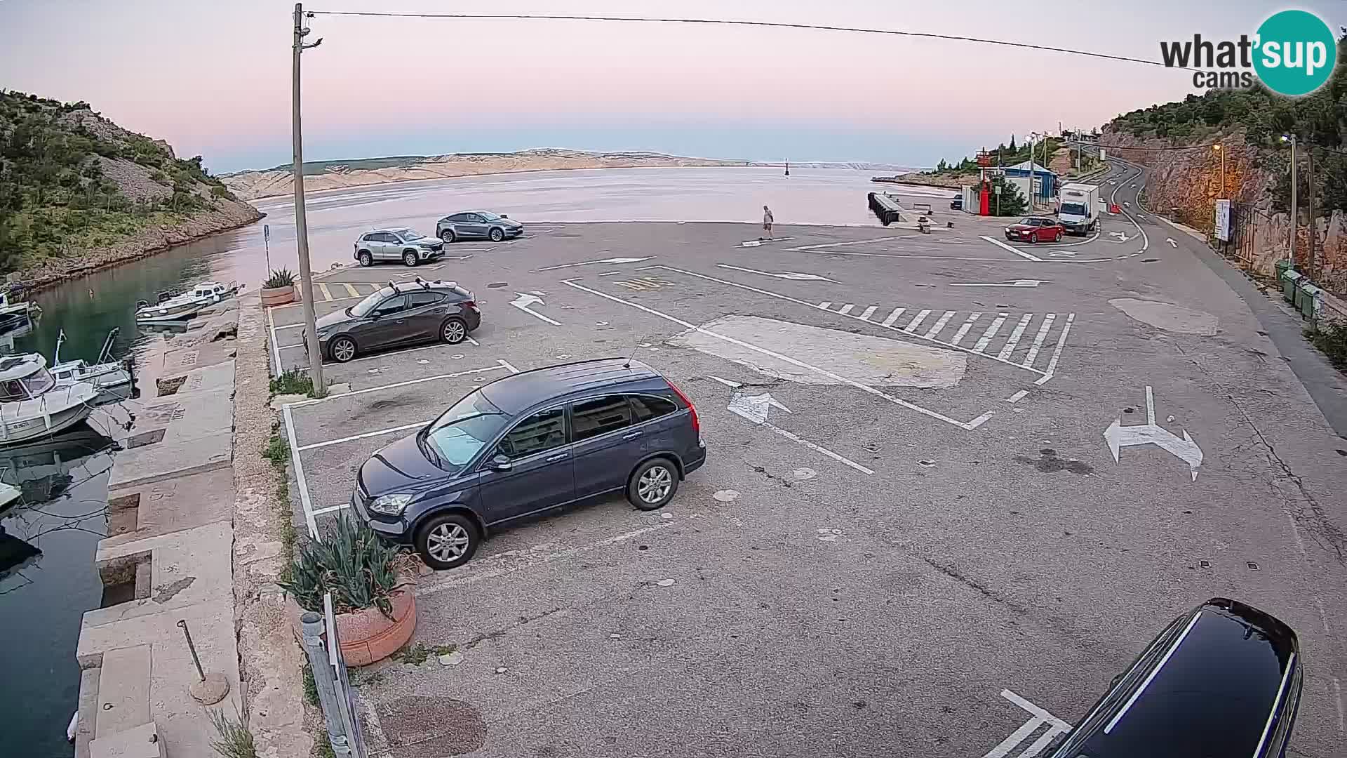 Spletna kamera trajektno pristanišče Prizna – proti otoku Pag