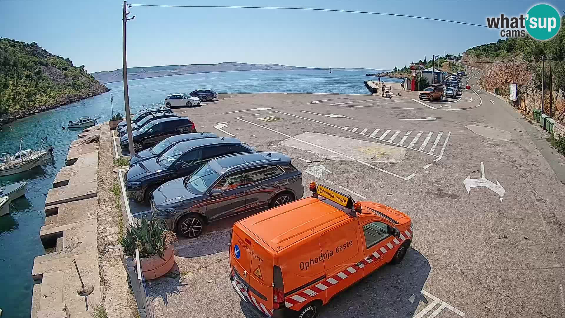 Spletna kamera trajektno pristanišče Prizna – proti otoku Pag