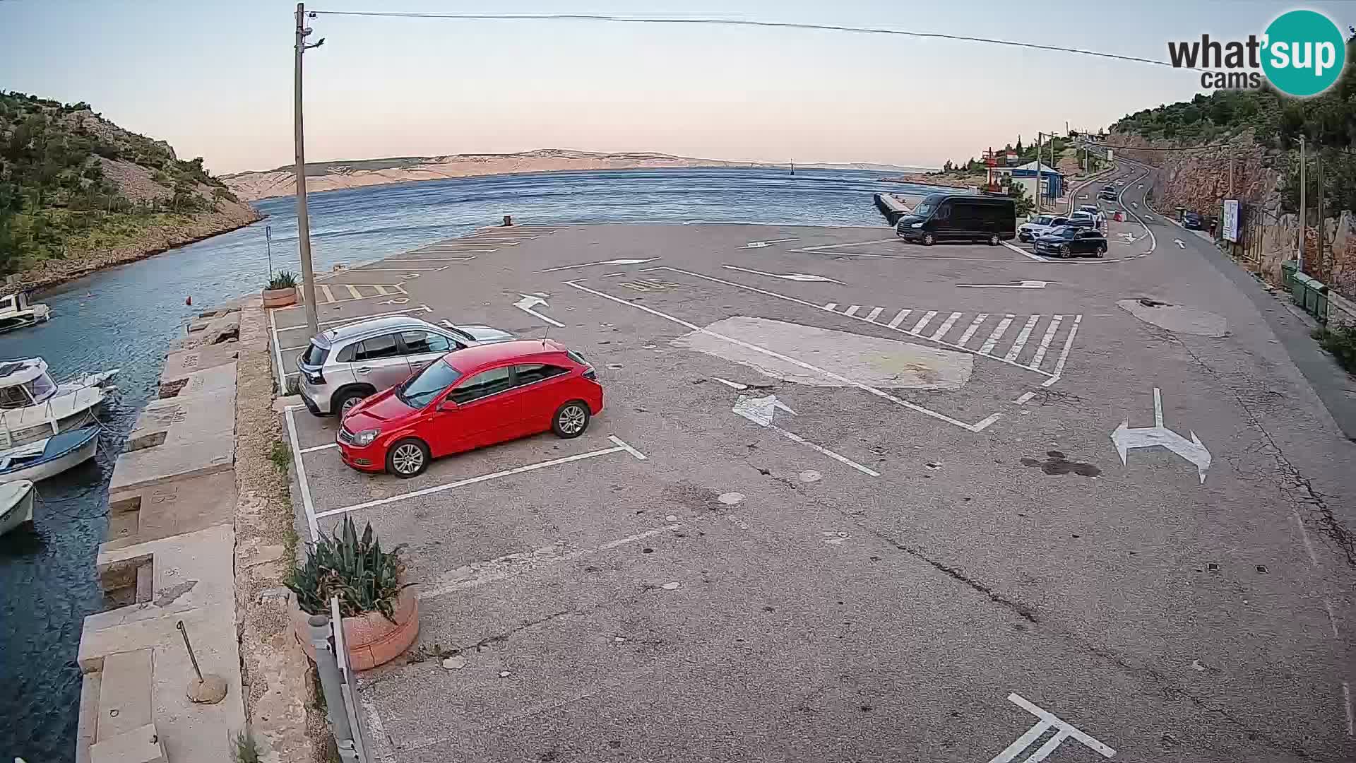Spletna kamera trajektno pristanišče Prizna – proti otoku Pag