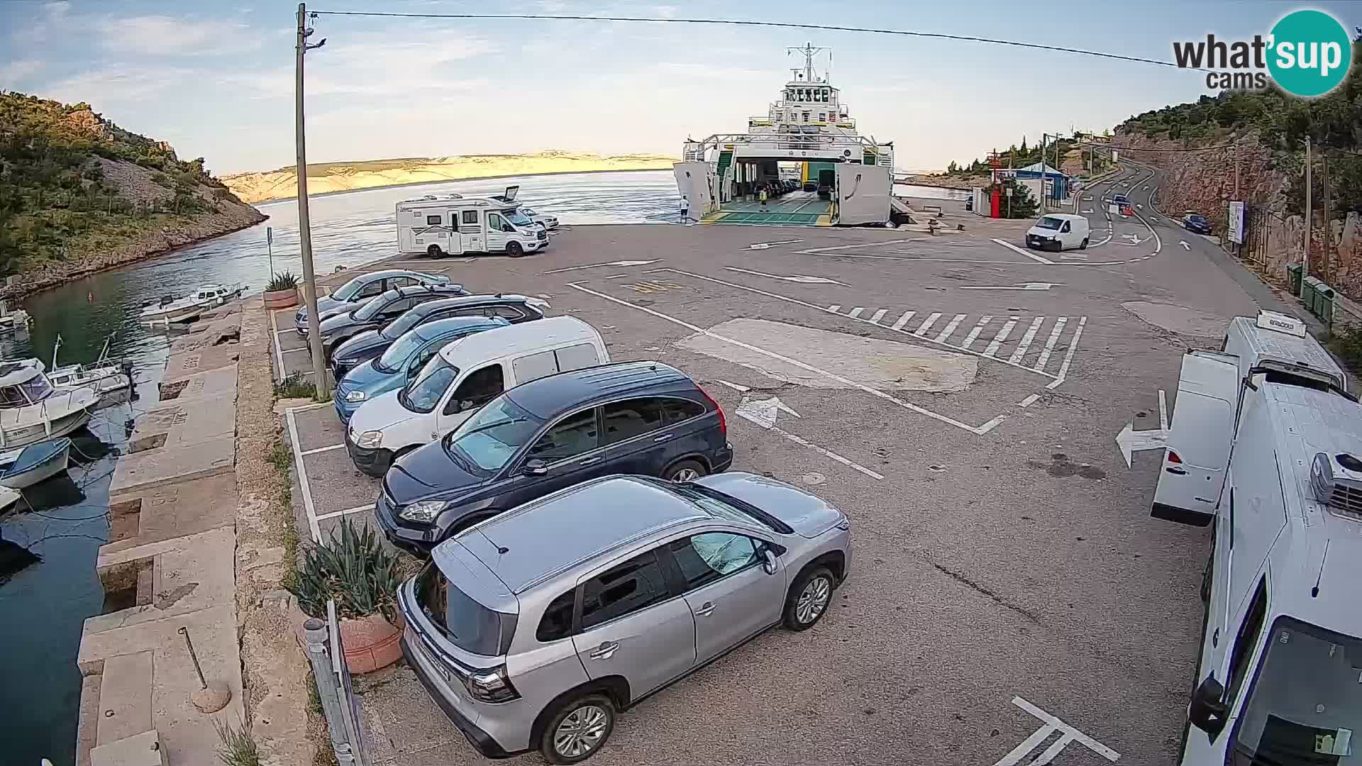 Spletna kamera trajektno pristanišče Prizna – proti otoku Pag