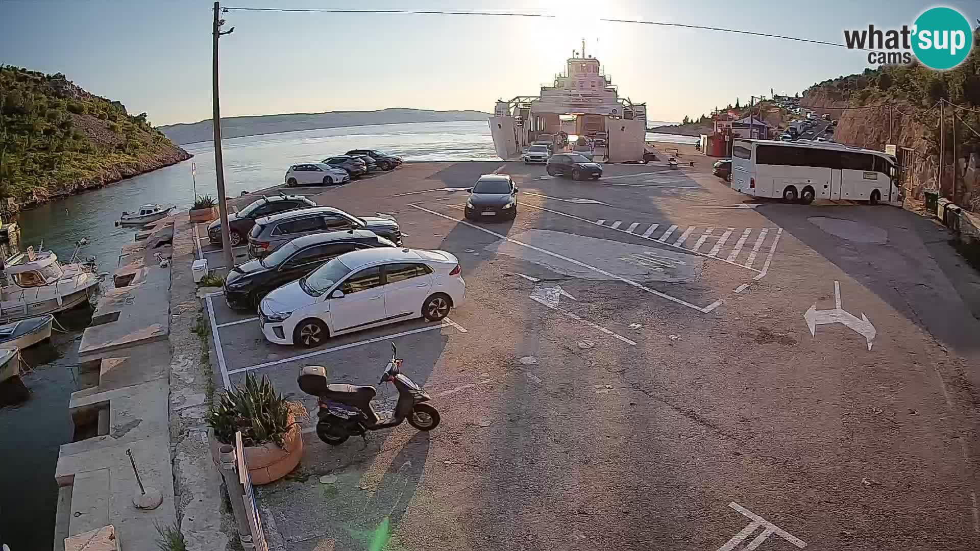 Webcam del puerto de ferris de Prizna – hacia la isla de Pag