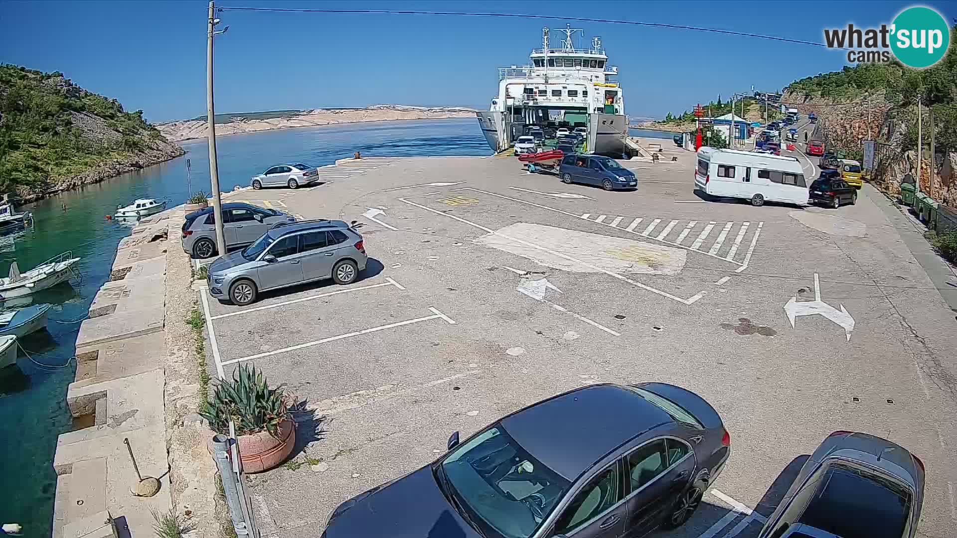 Spletna kamera trajektno pristanišče Prizna – proti otoku Pag