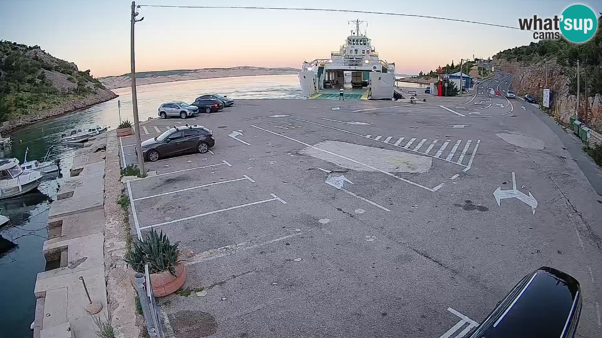 Webcam del puerto de ferris de Prizna – hacia la isla de Pag