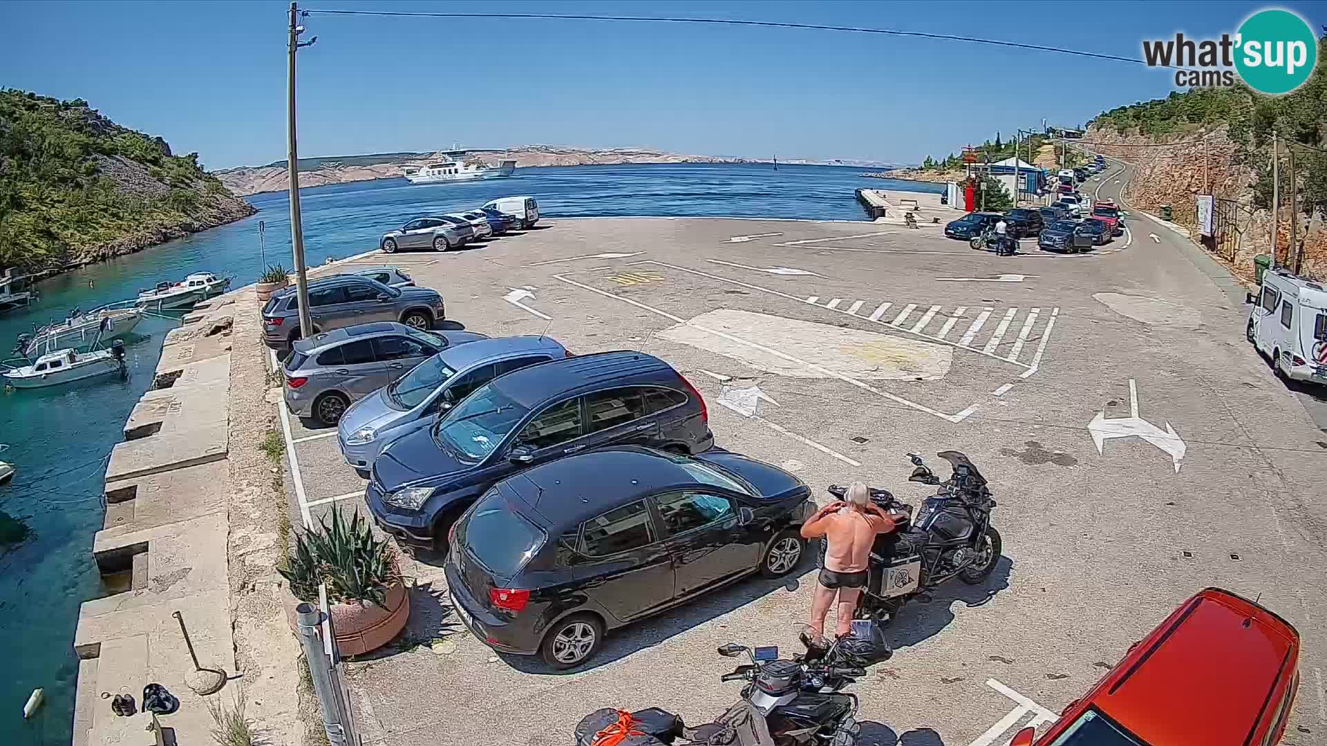 Spletna kamera trajektno pristanišče Prizna – proti otoku Pag