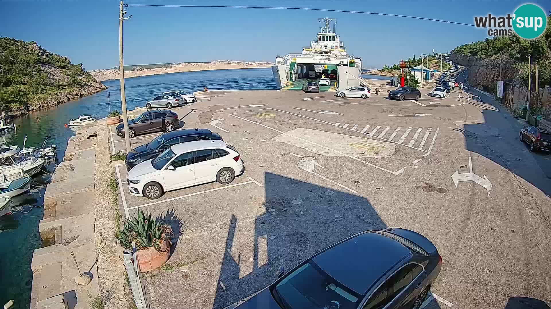 Spletna kamera trajektno pristanišče Prizna – proti otoku Pag