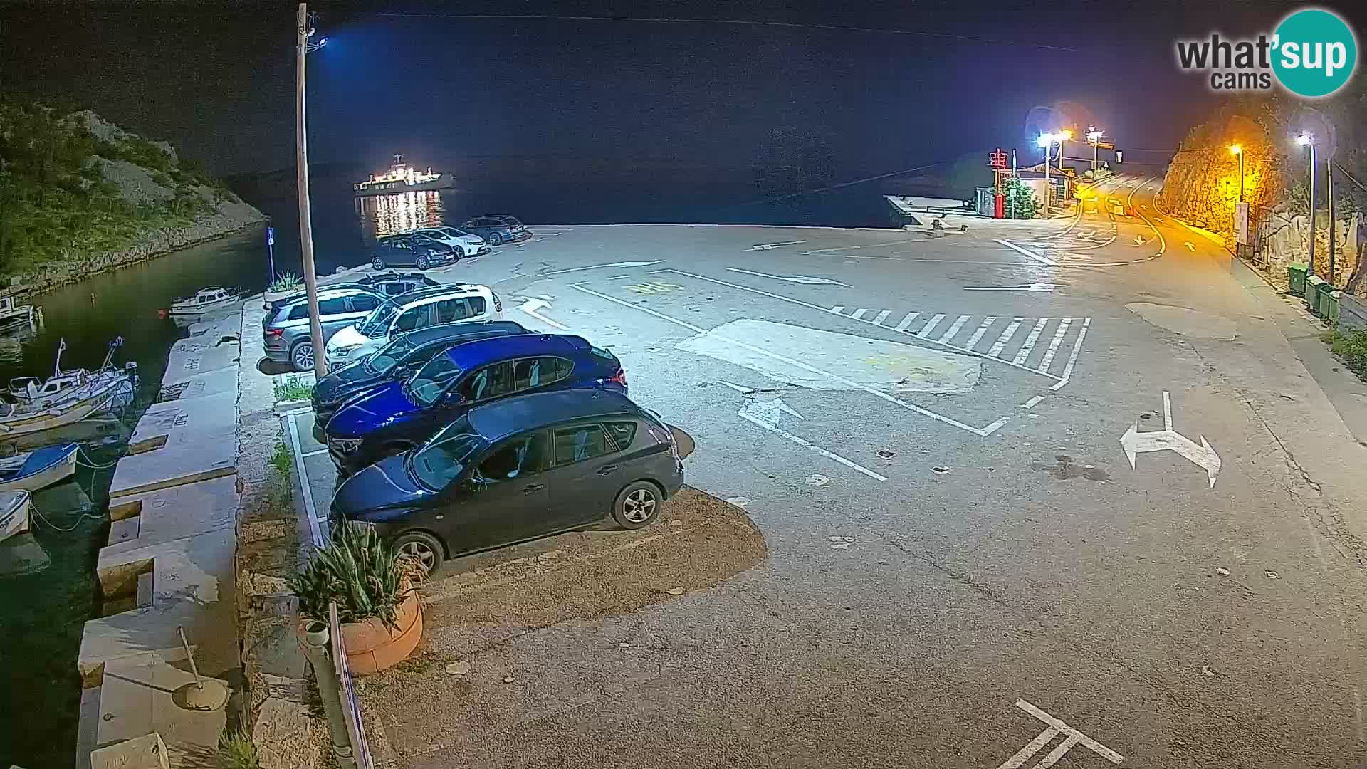 Spletna kamera trajektno pristanišče Prizna – proti otoku Pag