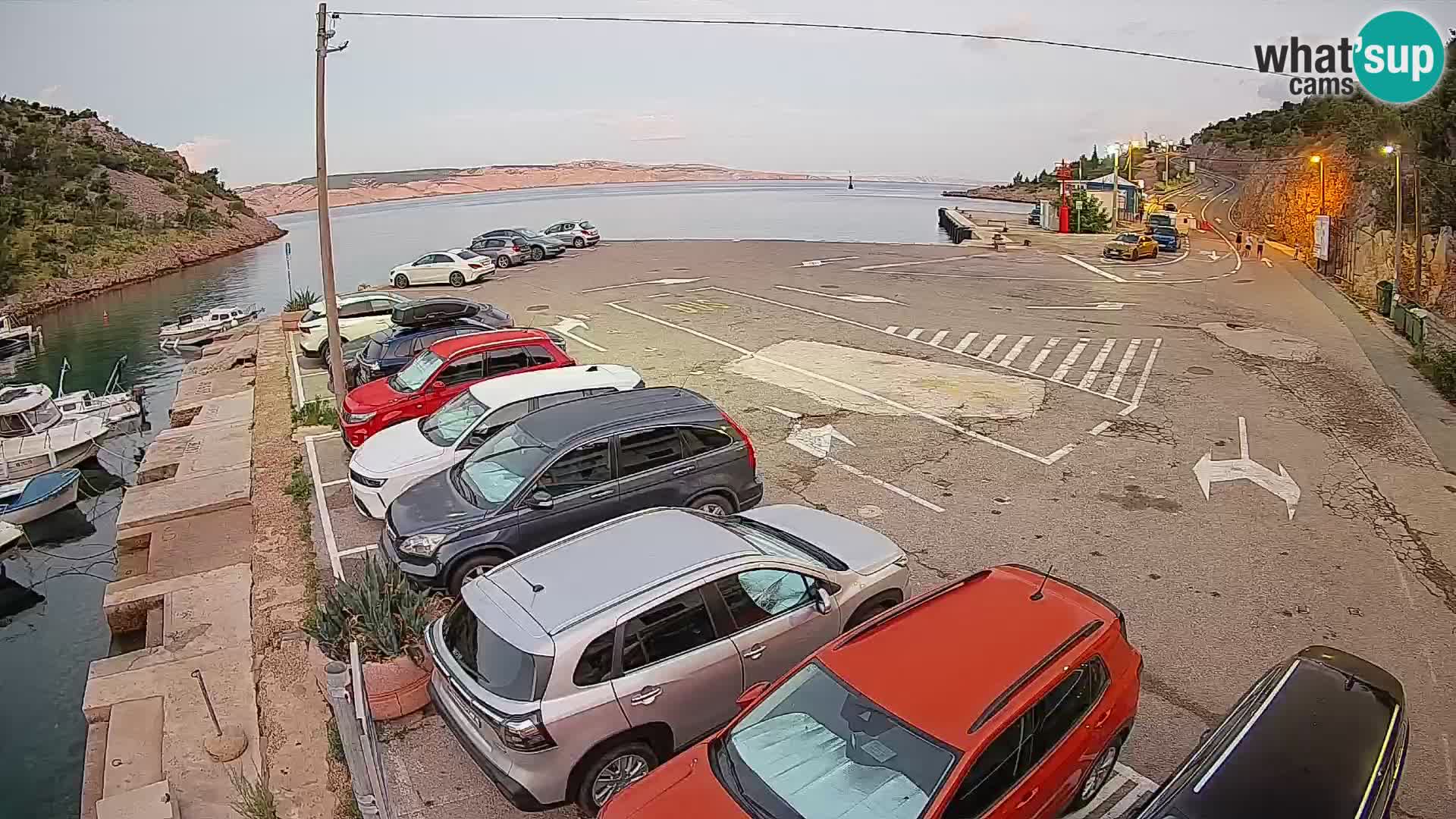 Spletna kamera trajektno pristanišče Prizna – proti otoku Pag