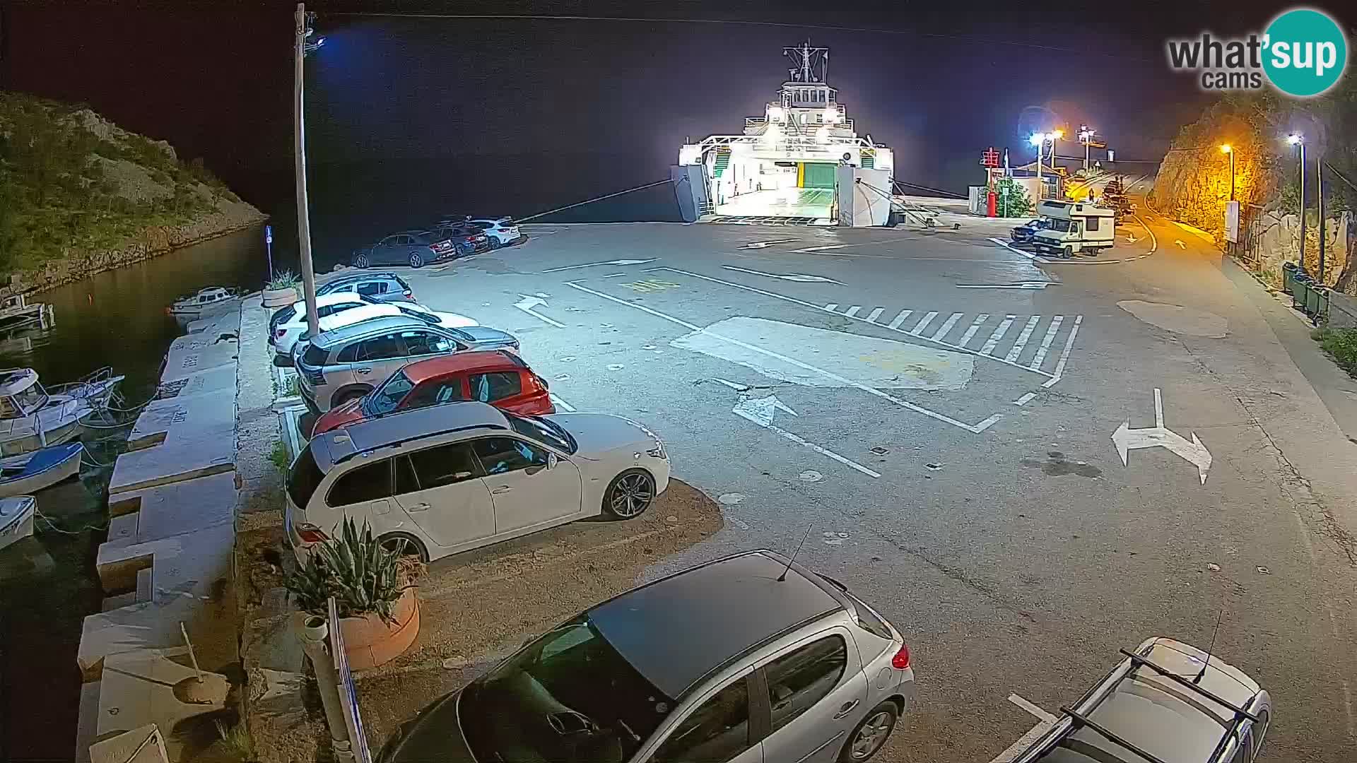 Spletna kamera trajektno pristanišče Prizna – proti otoku Pag