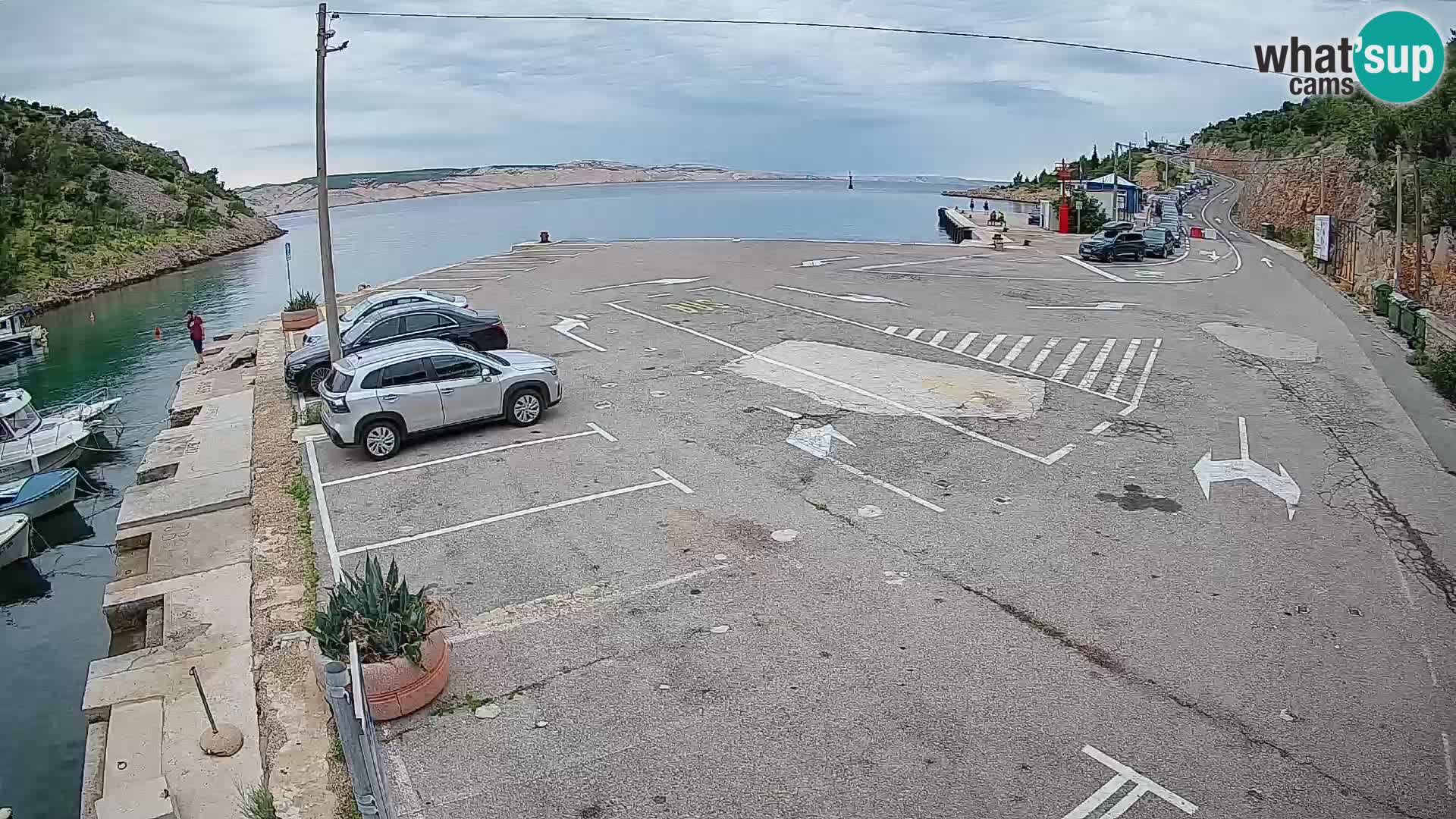 Spletna kamera trajektno pristanišče Prizna – proti otoku Pag