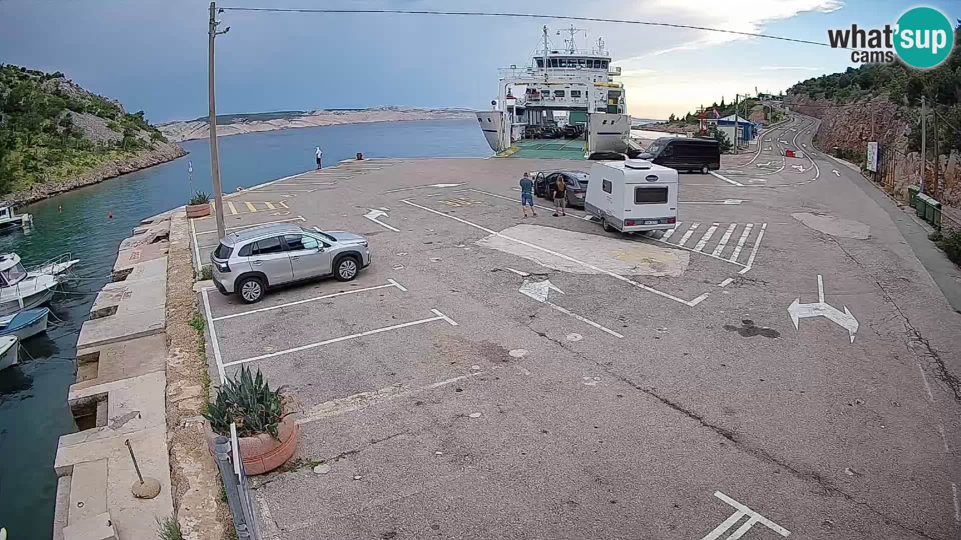 Spletna kamera trajektno pristanišče Prizna – proti otoku Pag