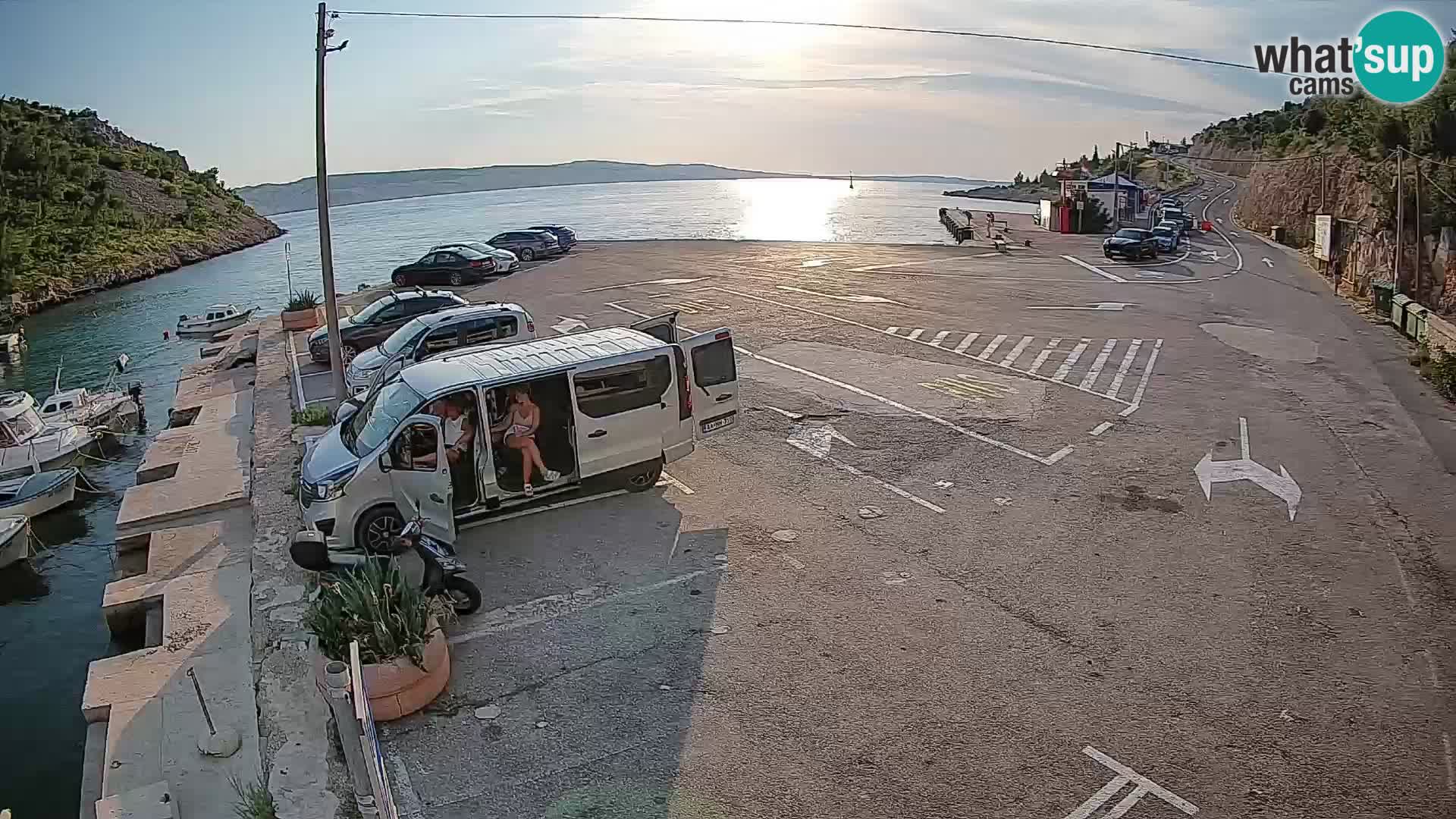 Spletna kamera trajektno pristanišče Prizna – proti otoku Pag