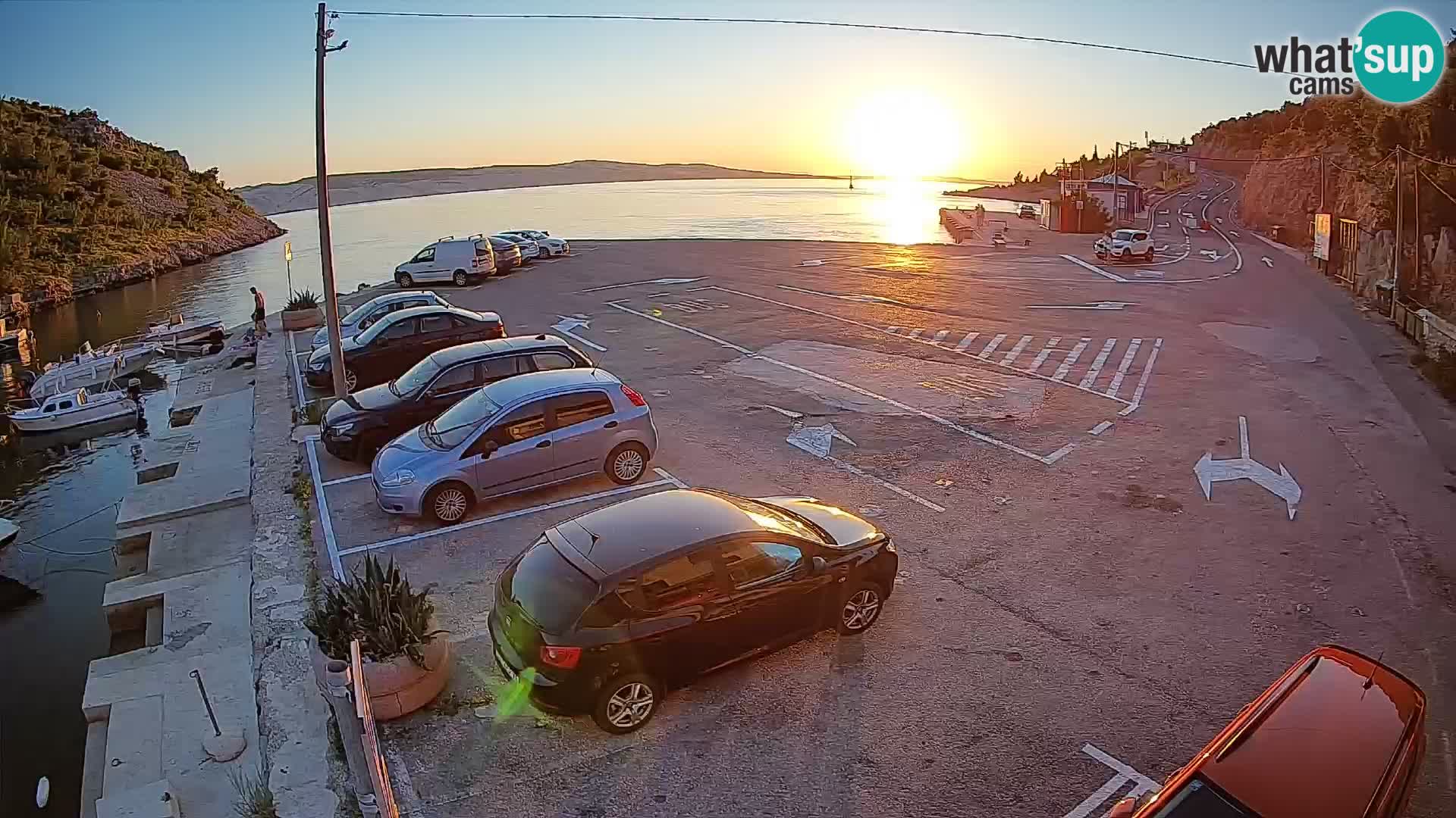 Spletna kamera trajektno pristanišče Prizna – proti otoku Pag