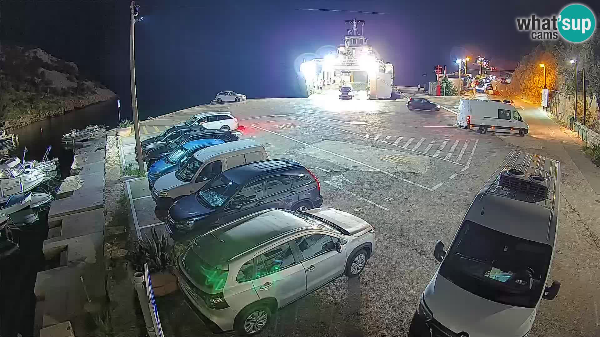 Spletna kamera trajektno pristanišče Prizna – proti otoku Pag