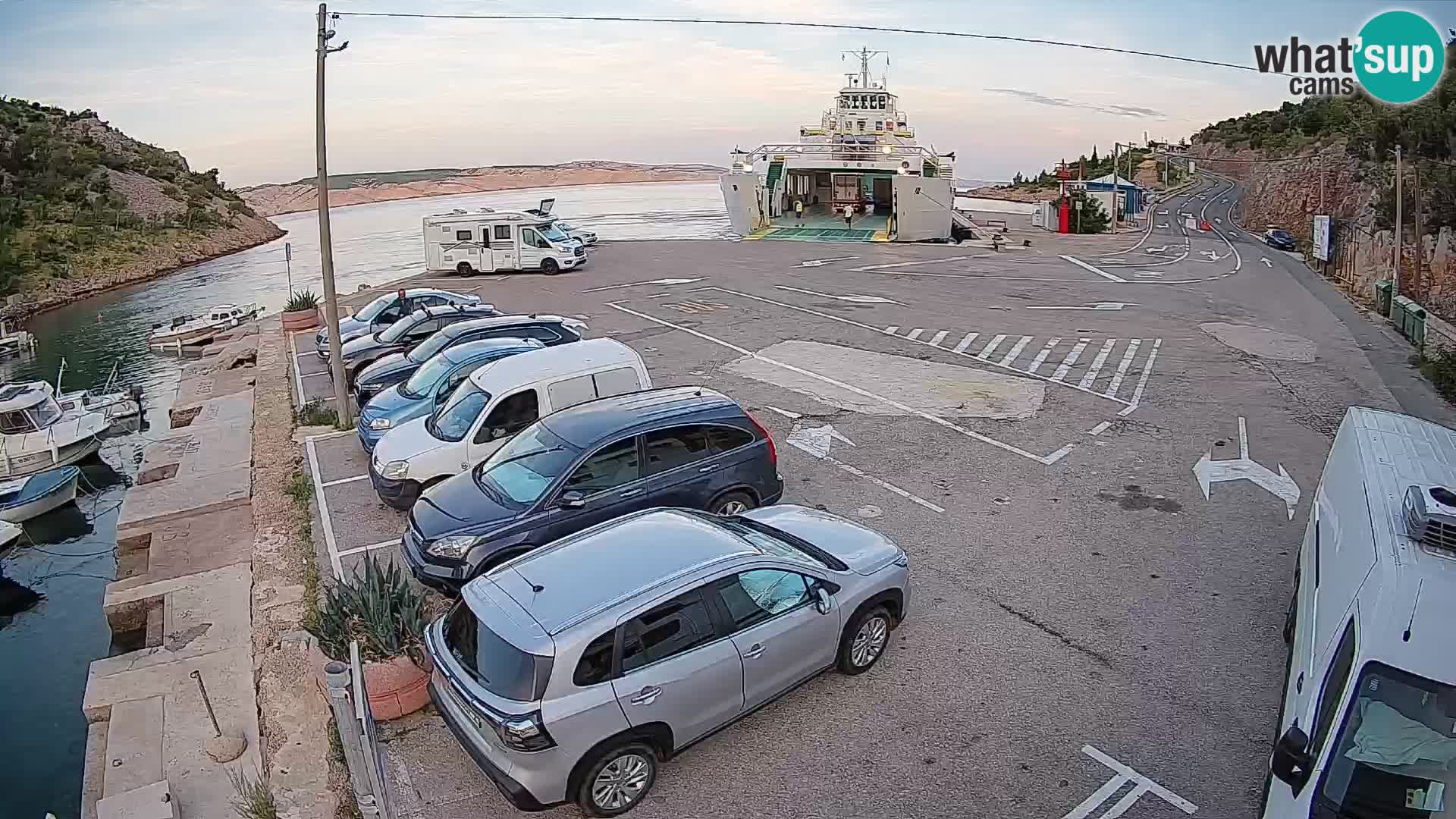Webcam del puerto de ferris de Prizna – hacia la isla de Pag