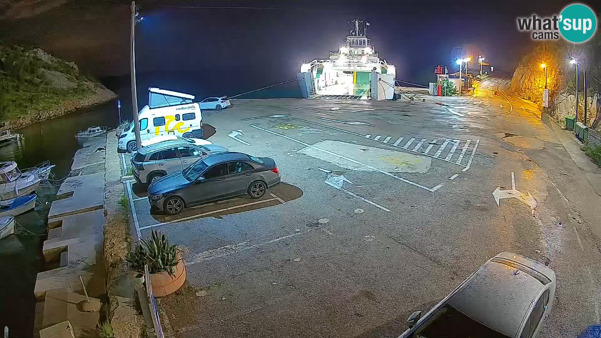 Spletna kamera trajektno pristanišče Prizna – proti otoku Pag
