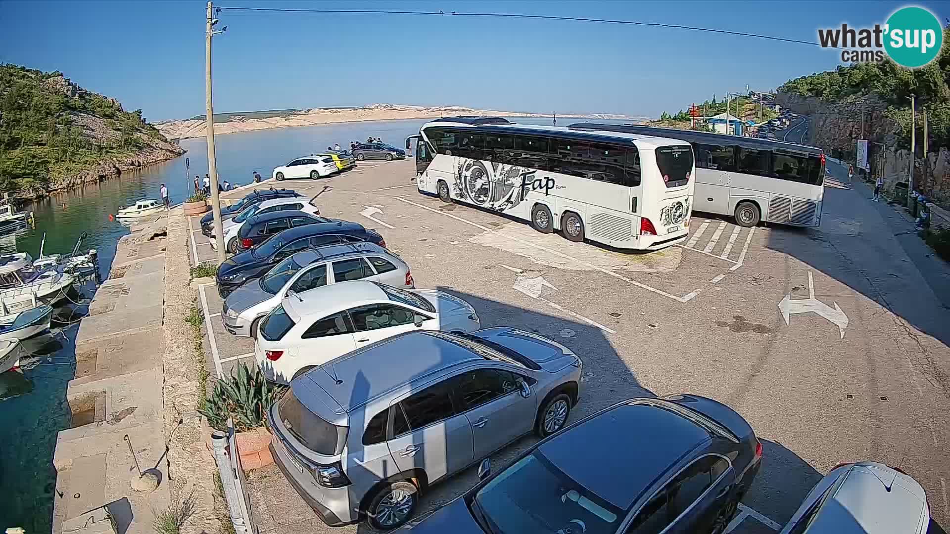 Spletna kamera trajektno pristanišče Prizna – proti otoku Pag
