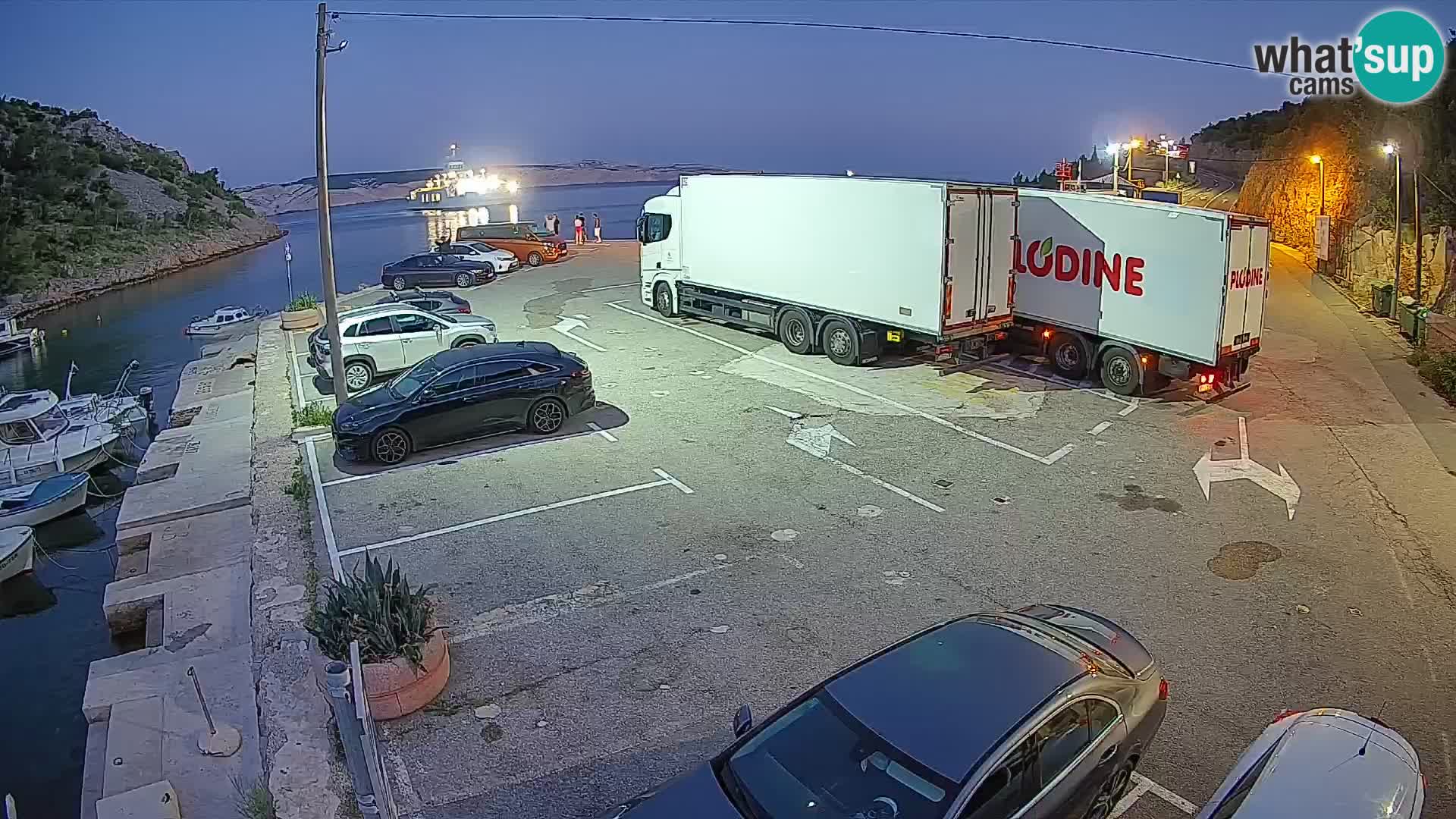 Spletna kamera trajektno pristanišče Prizna – proti otoku Pag