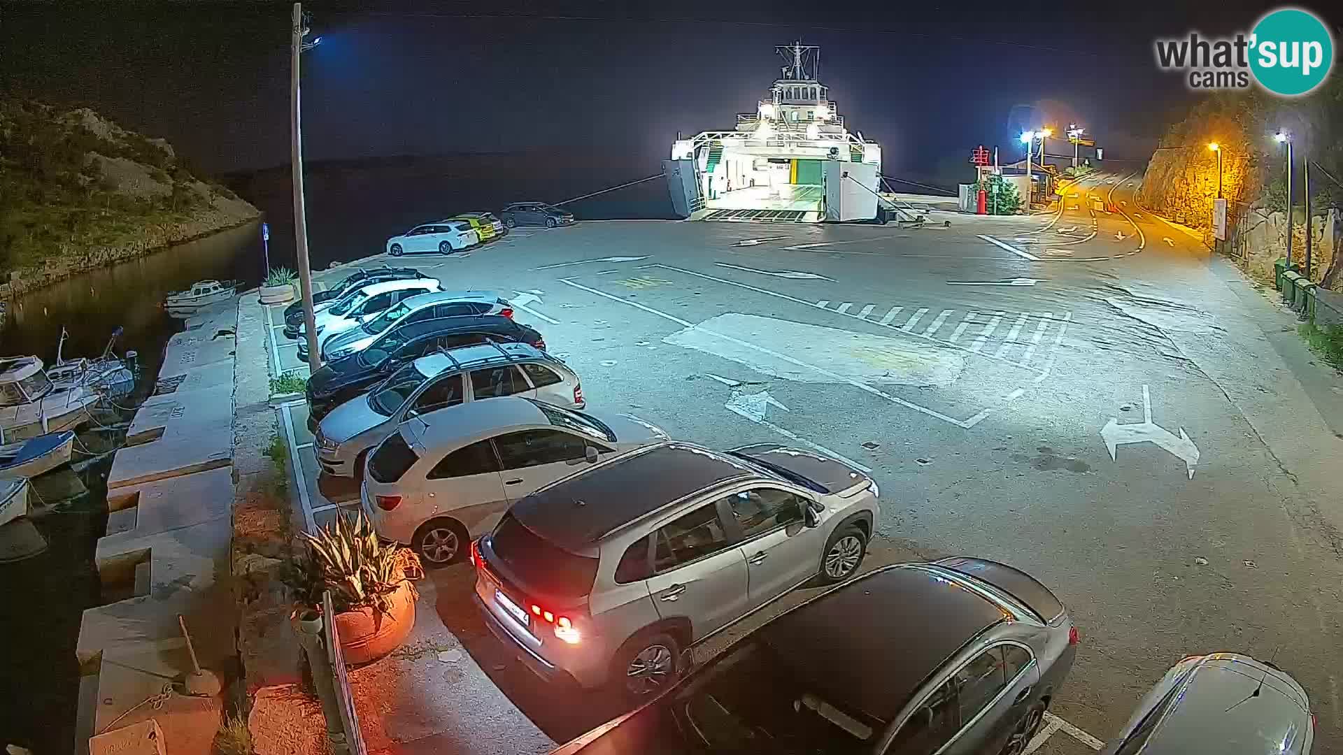 Spletna kamera trajektno pristanišče Prizna – proti otoku Pag
