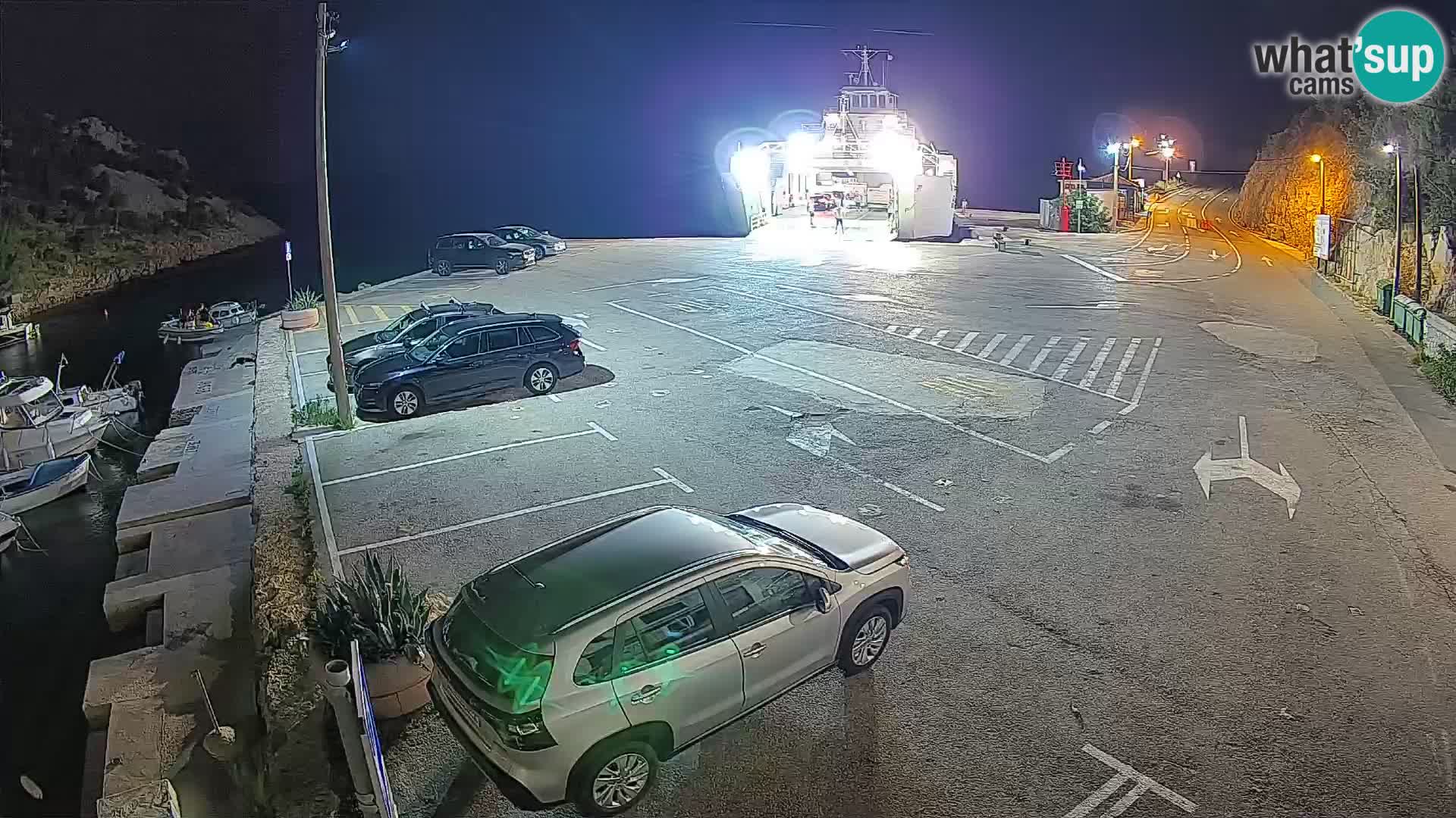 Spletna kamera trajektno pristanišče Prizna – proti otoku Pag
