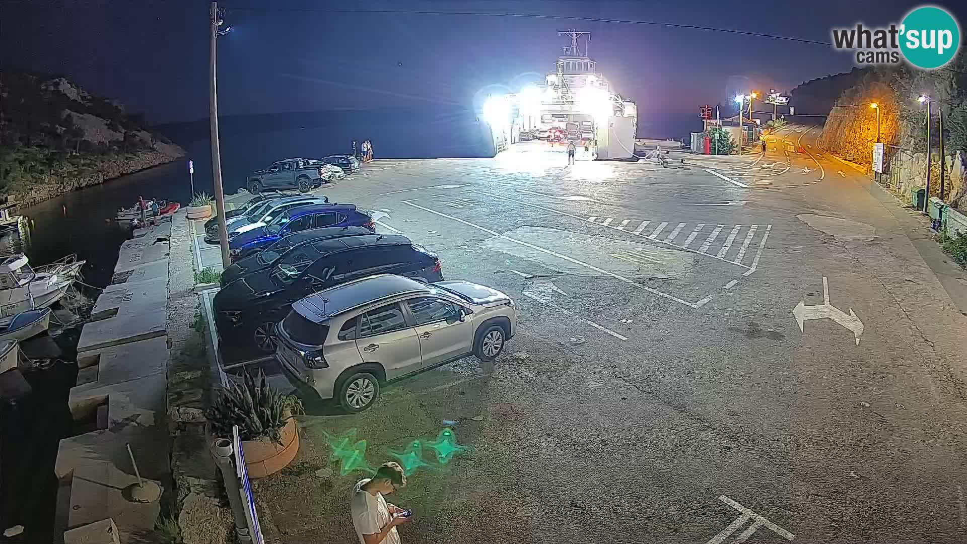 Spletna kamera trajektno pristanišče Prizna – proti otoku Pag