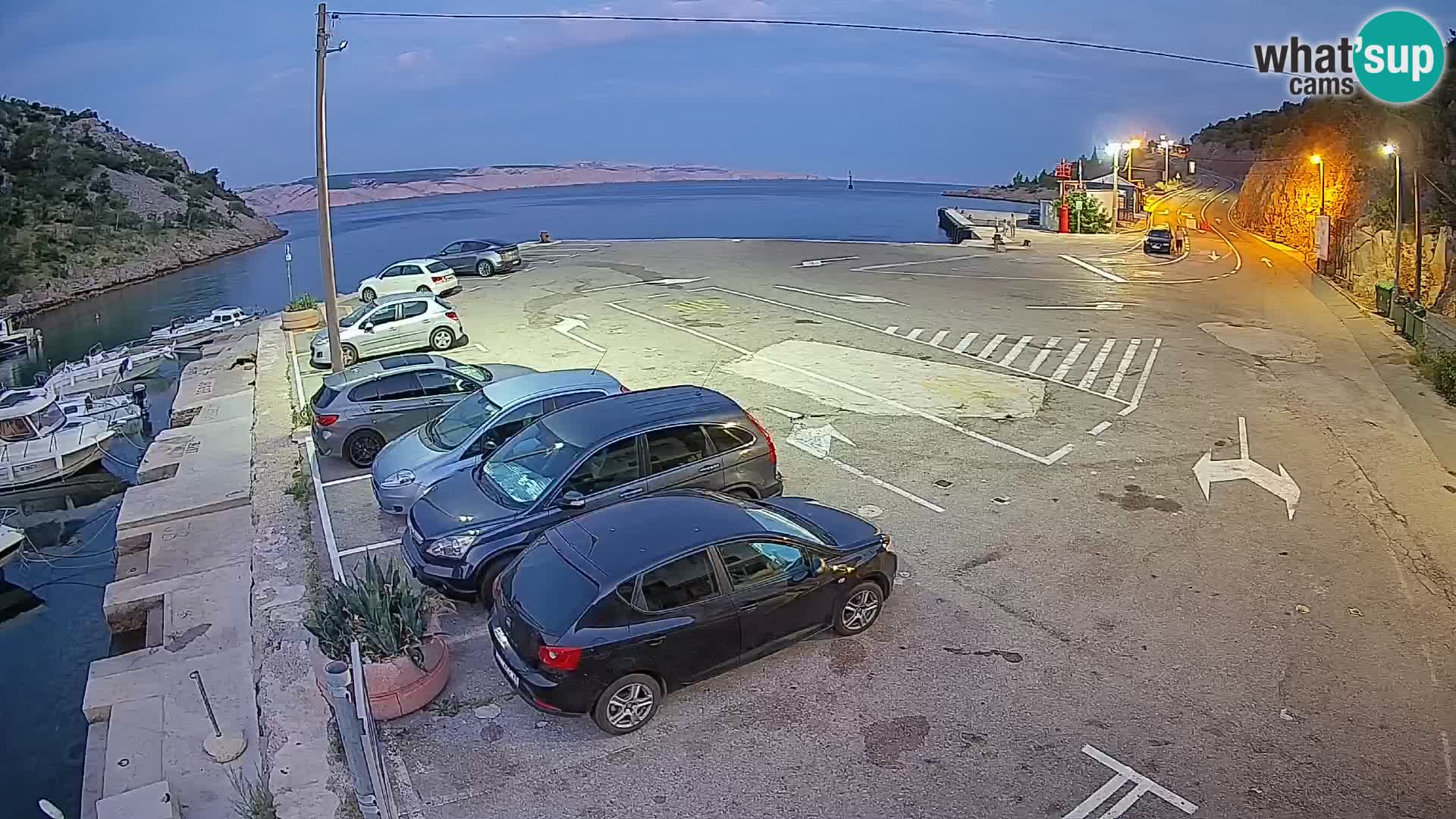 Spletna kamera trajektno pristanišče Prizna – proti otoku Pag