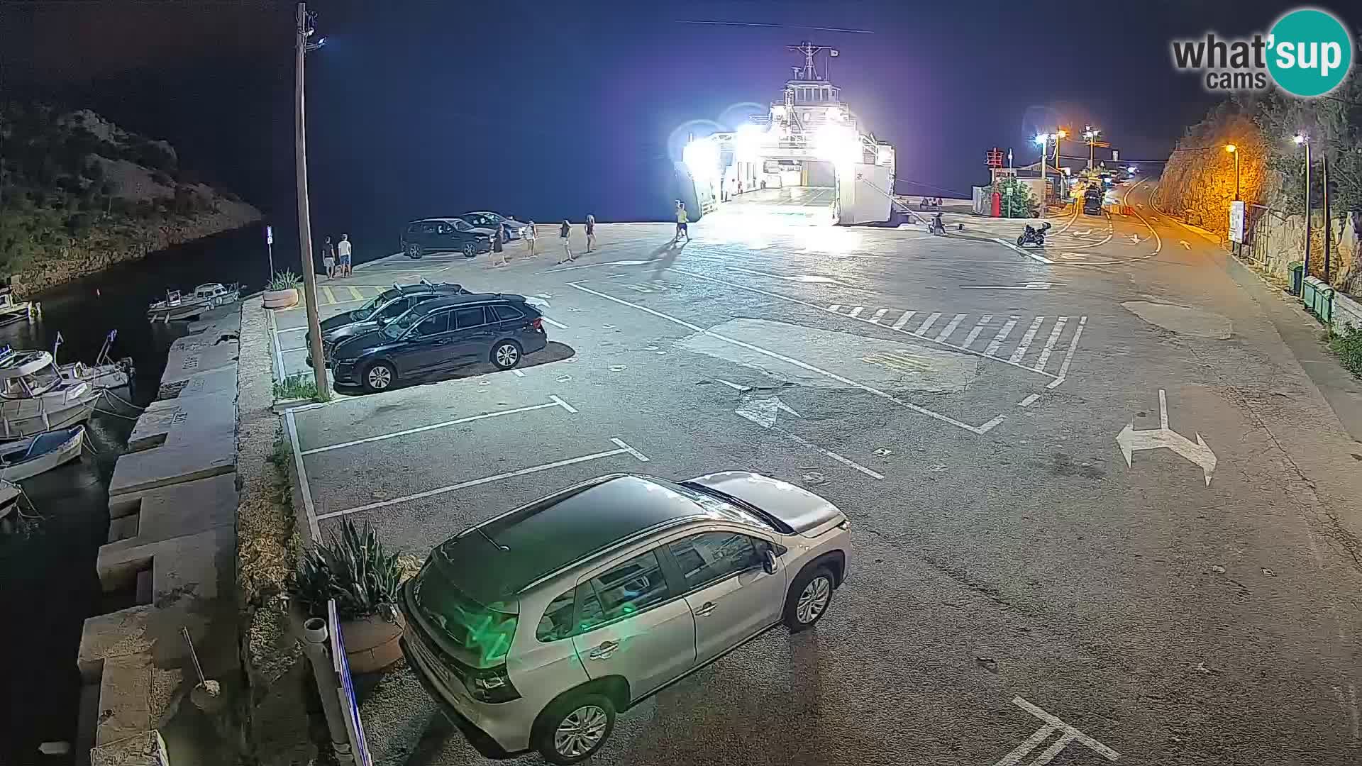 Spletna kamera trajektno pristanišče Prizna – proti otoku Pag