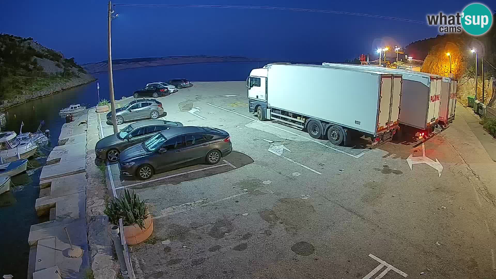 Spletna kamera trajektno pristanišče Prizna – proti otoku Pag
