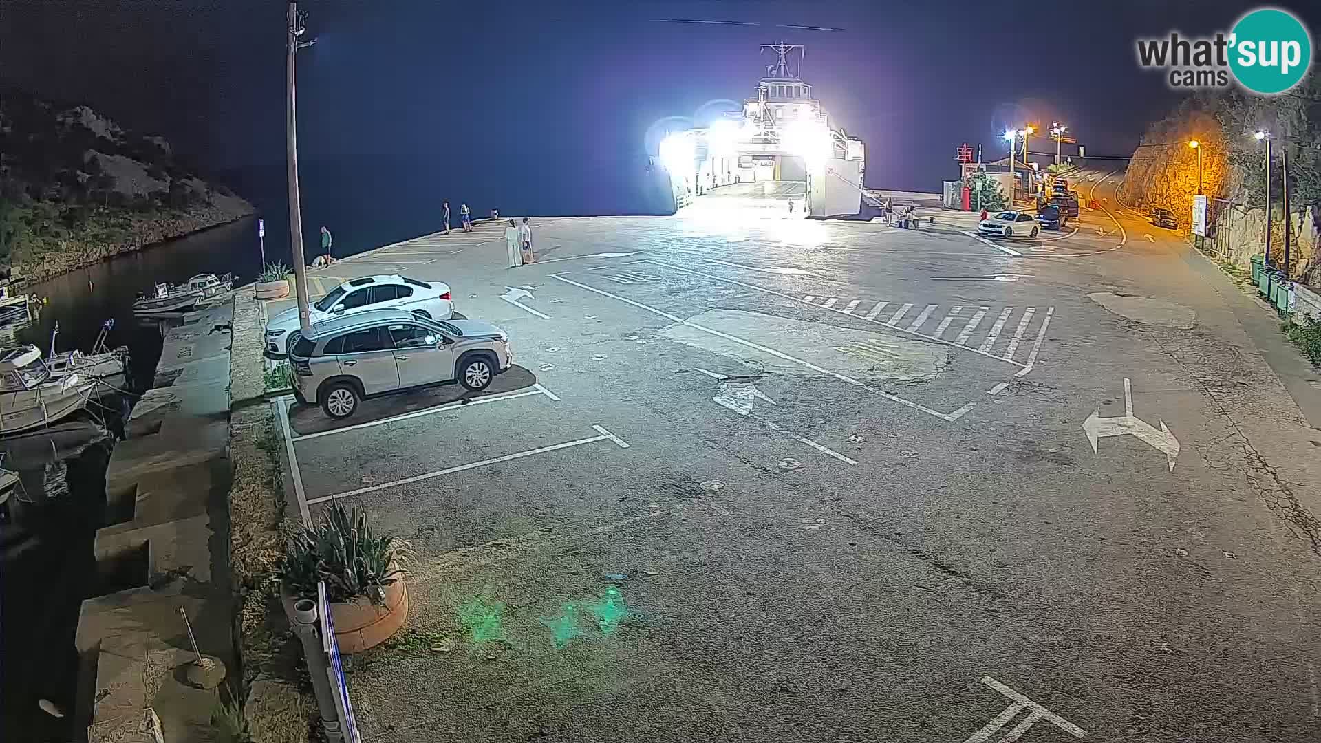 Spletna kamera trajektno pristanišče Prizna – proti otoku Pag