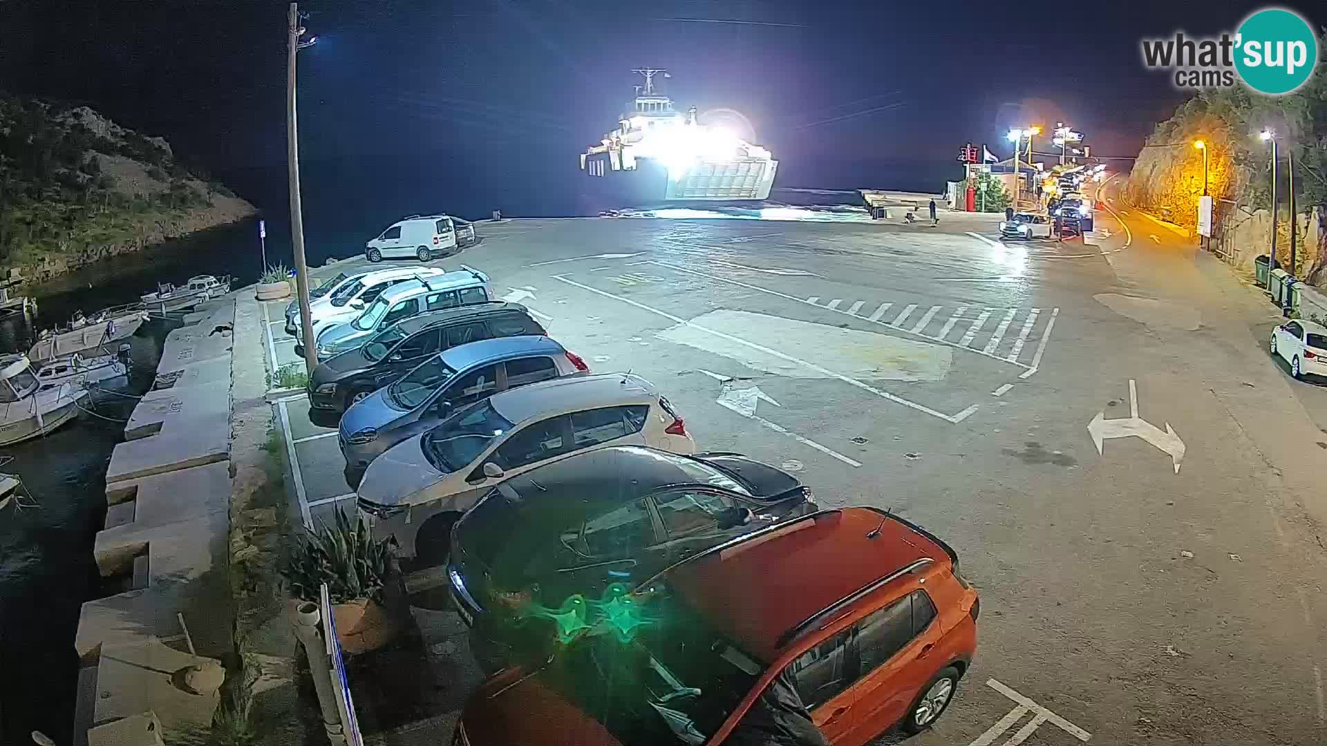 Spletna kamera trajektno pristanišče Prizna – proti otoku Pag