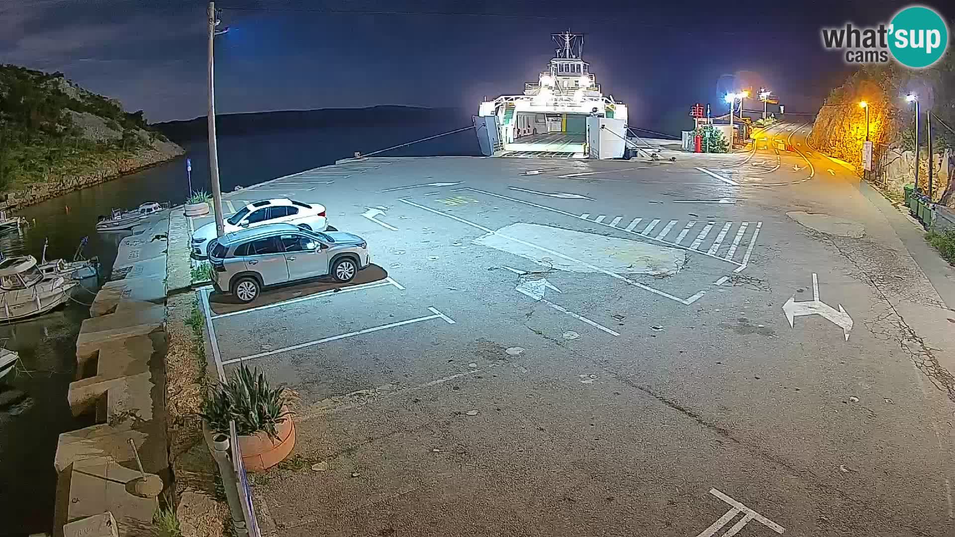 Spletna kamera trajektno pristanišče Prizna – proti otoku Pag