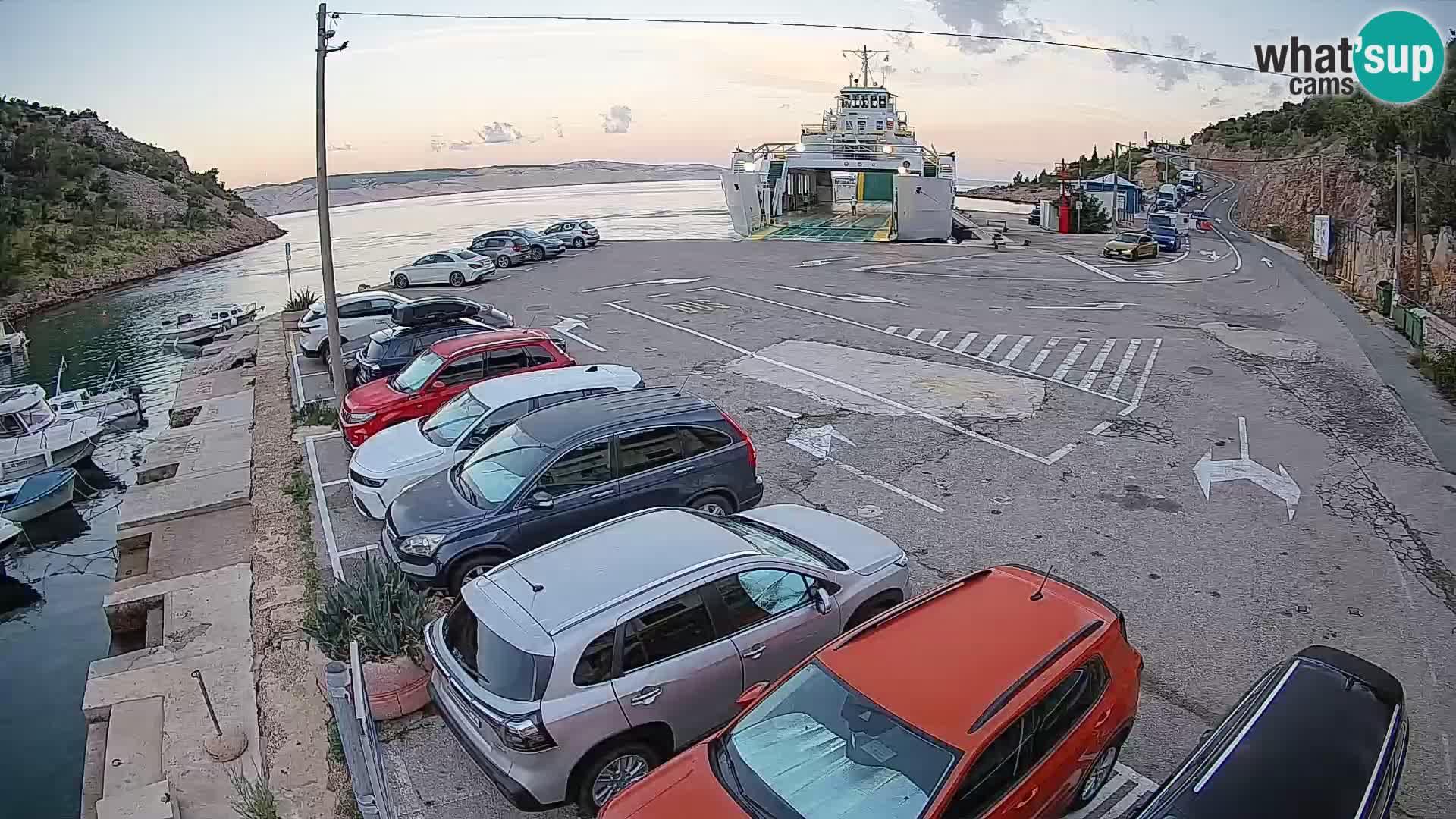 Spletna kamera trajektno pristanišče Prizna – proti otoku Pag