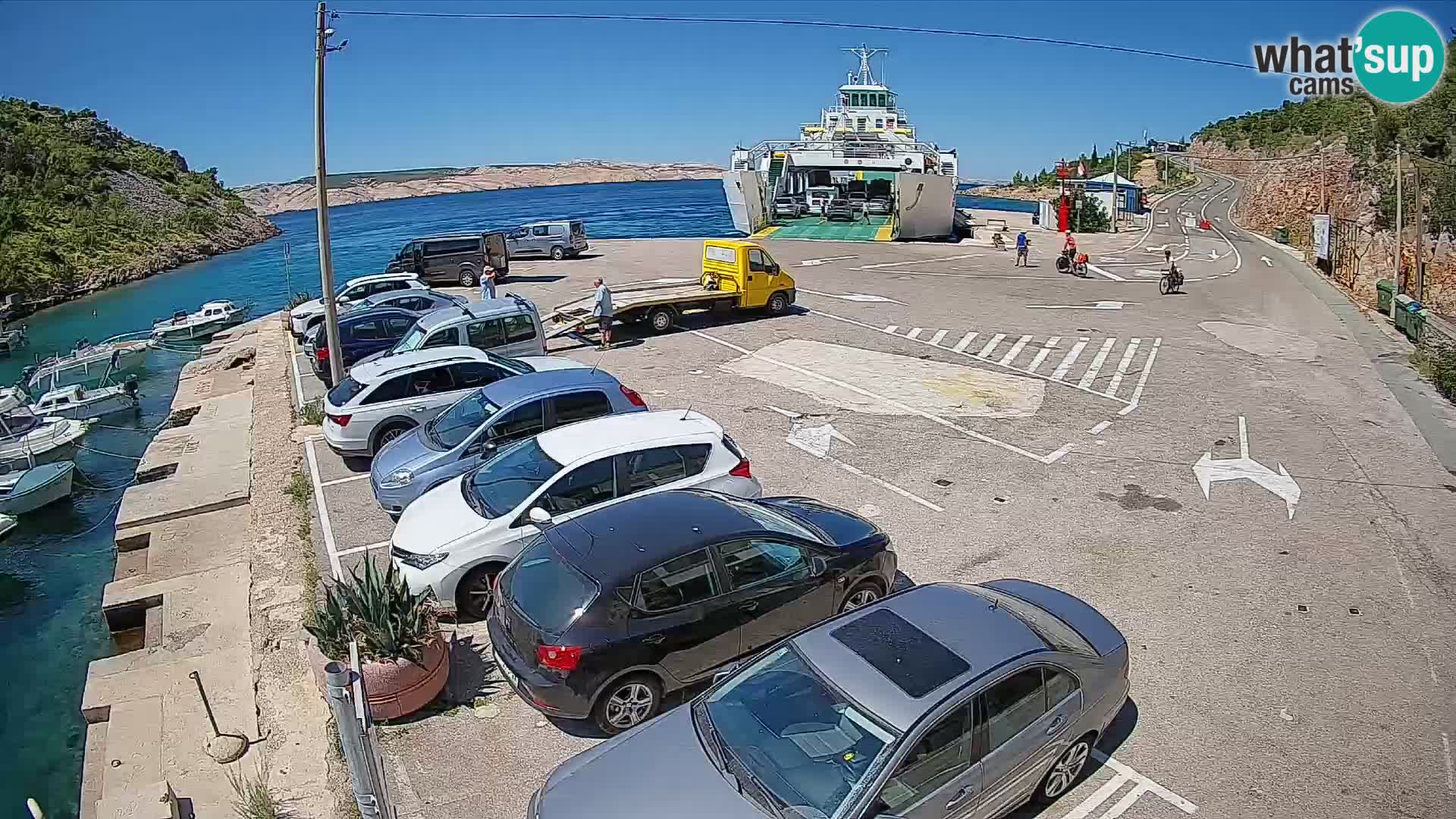 Spletna kamera trajektno pristanišče Prizna – proti otoku Pag