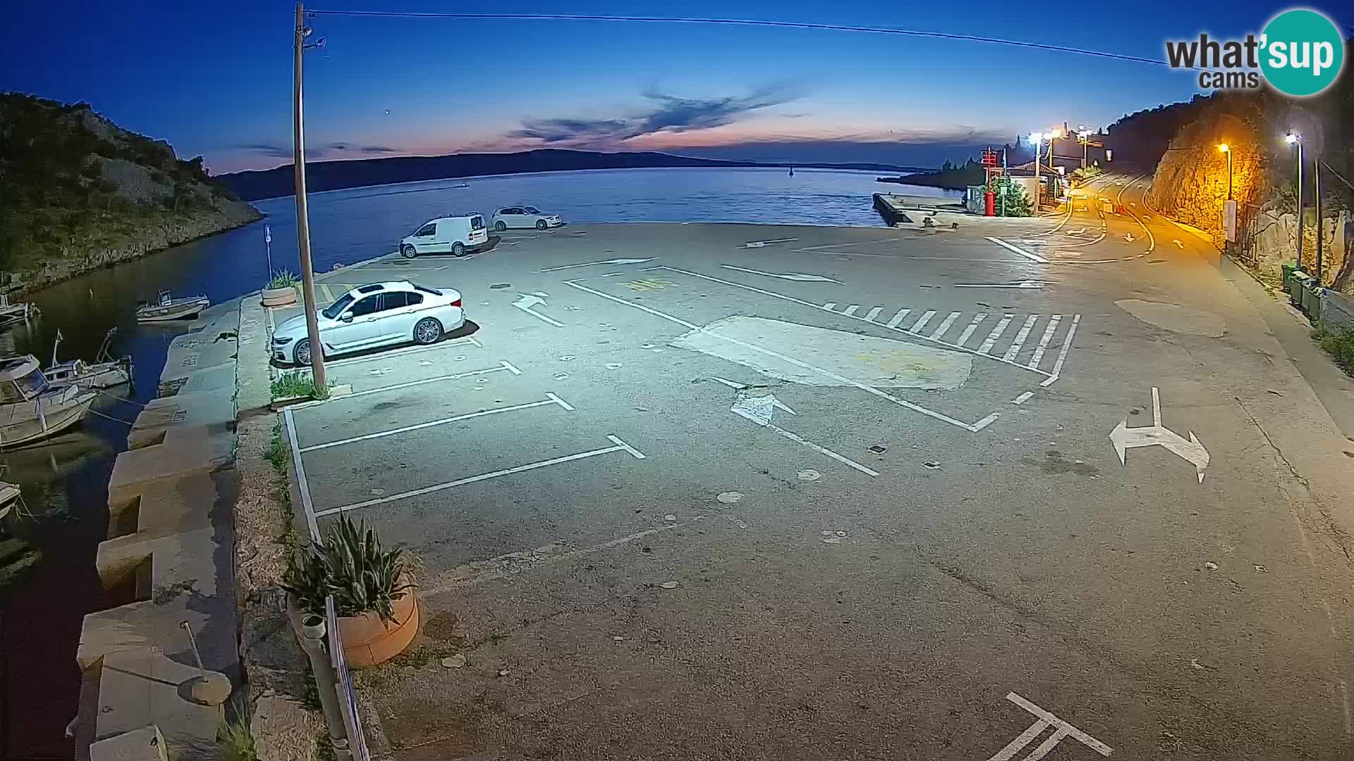 Spletna kamera trajektno pristanišče Prizna – proti otoku Pag