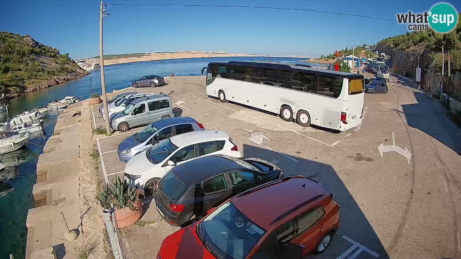 Spletna kamera trajektno pristanišče Prizna – proti otoku Pag