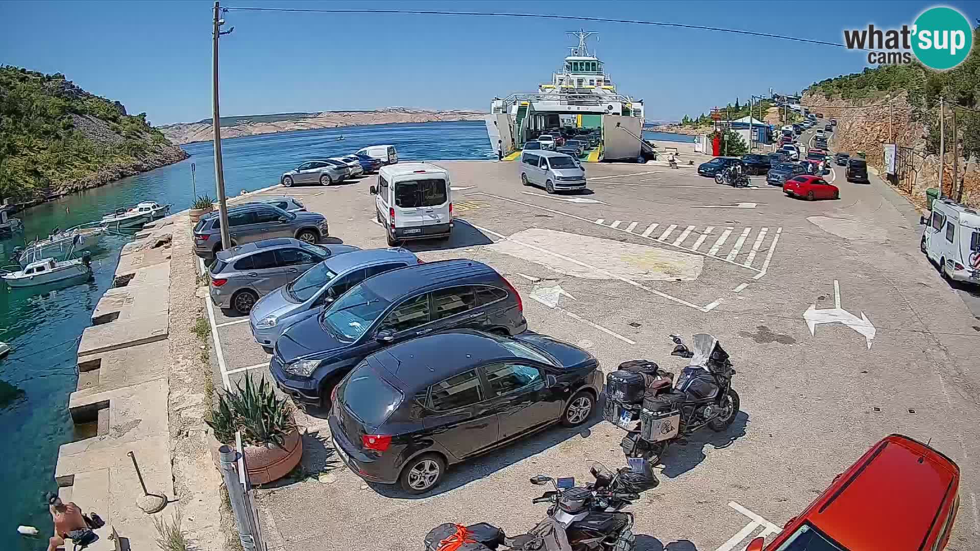 Spletna kamera trajektno pristanišče Prizna – proti otoku Pag