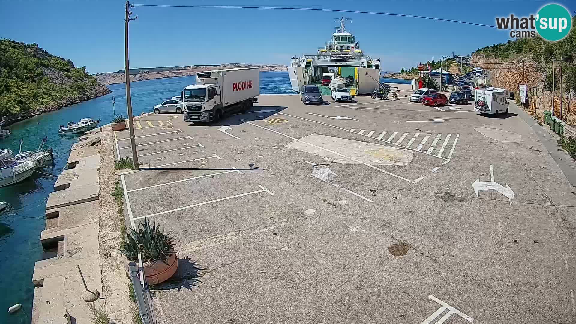 Spletna kamera trajektno pristanišče Prizna – proti otoku Pag