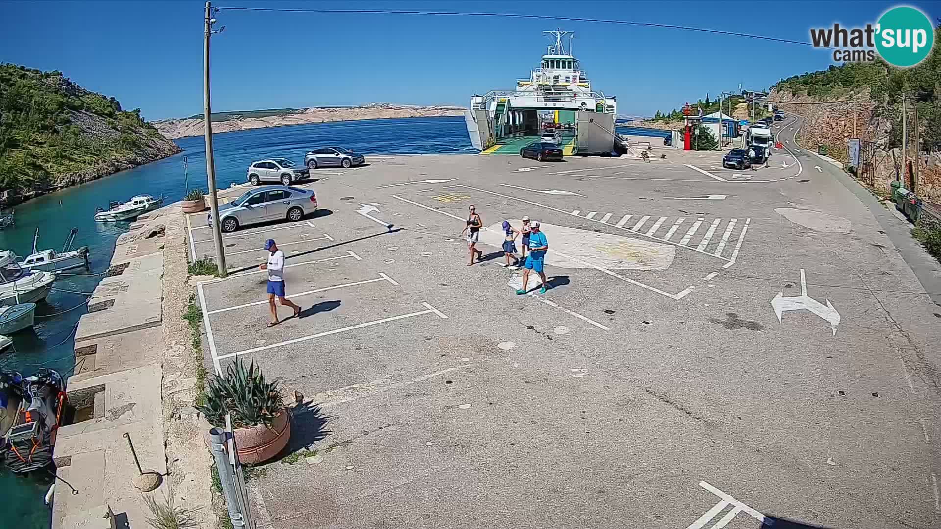 Spletna kamera trajektno pristanišče Prizna – proti otoku Pag